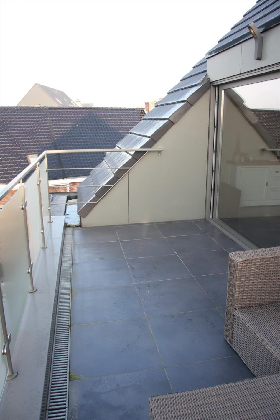 Mooi afgewerkt, ruim duplex-appartement (3 slks) met groot terras te Lierde foto 7