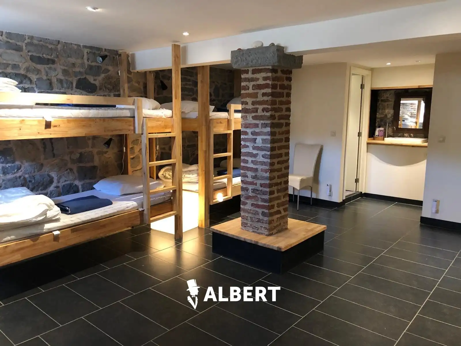 Prachtig gerenoveerde ruime woning (oude school) in Dinant! foto 10