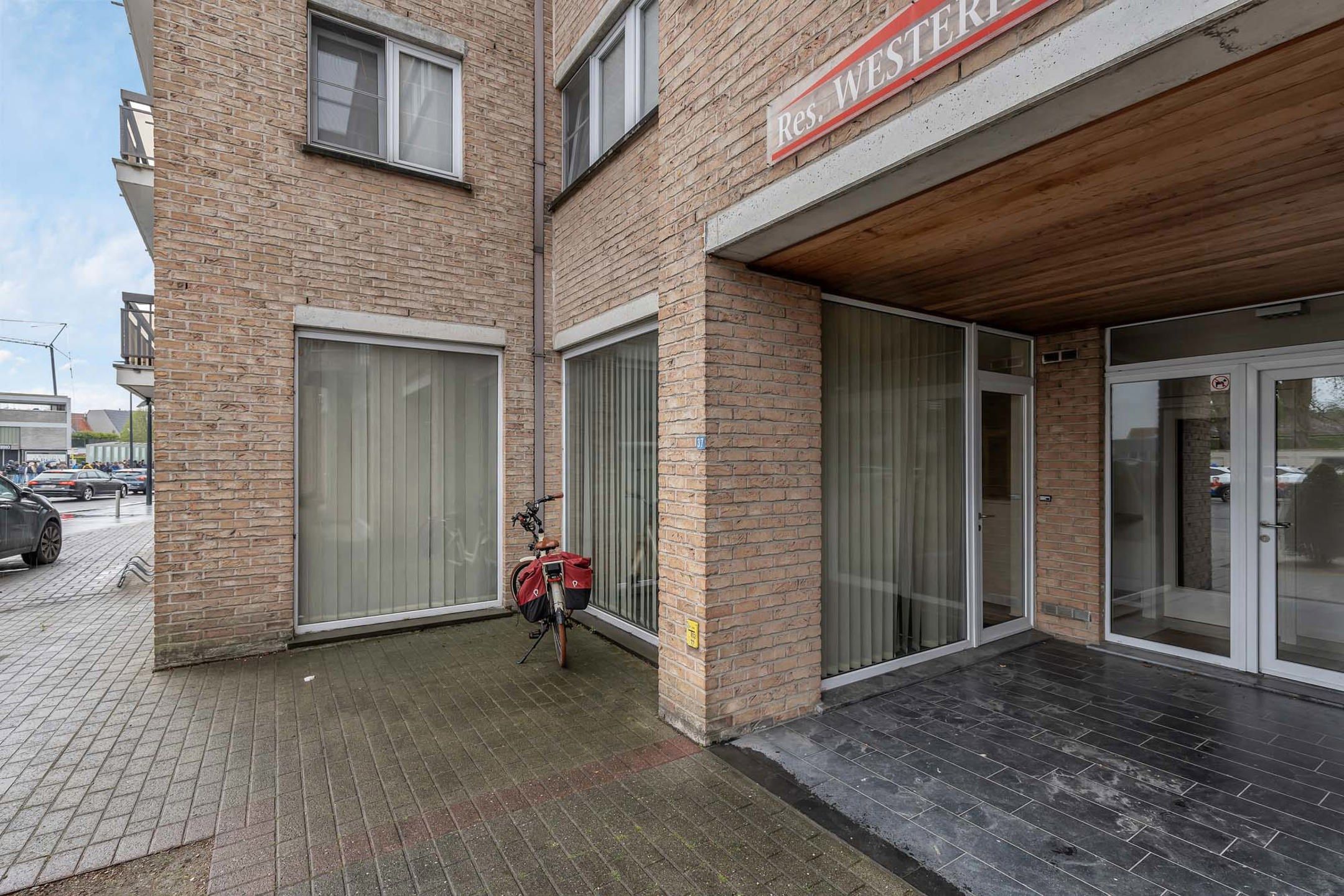 Ruime commerciële ruimte te koop in hartje Waregem foto 13