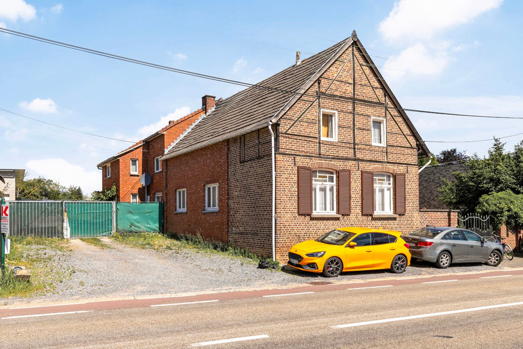 Huis met hangaar/werkhuis/opslag en weide op perceel van 23a foto 1