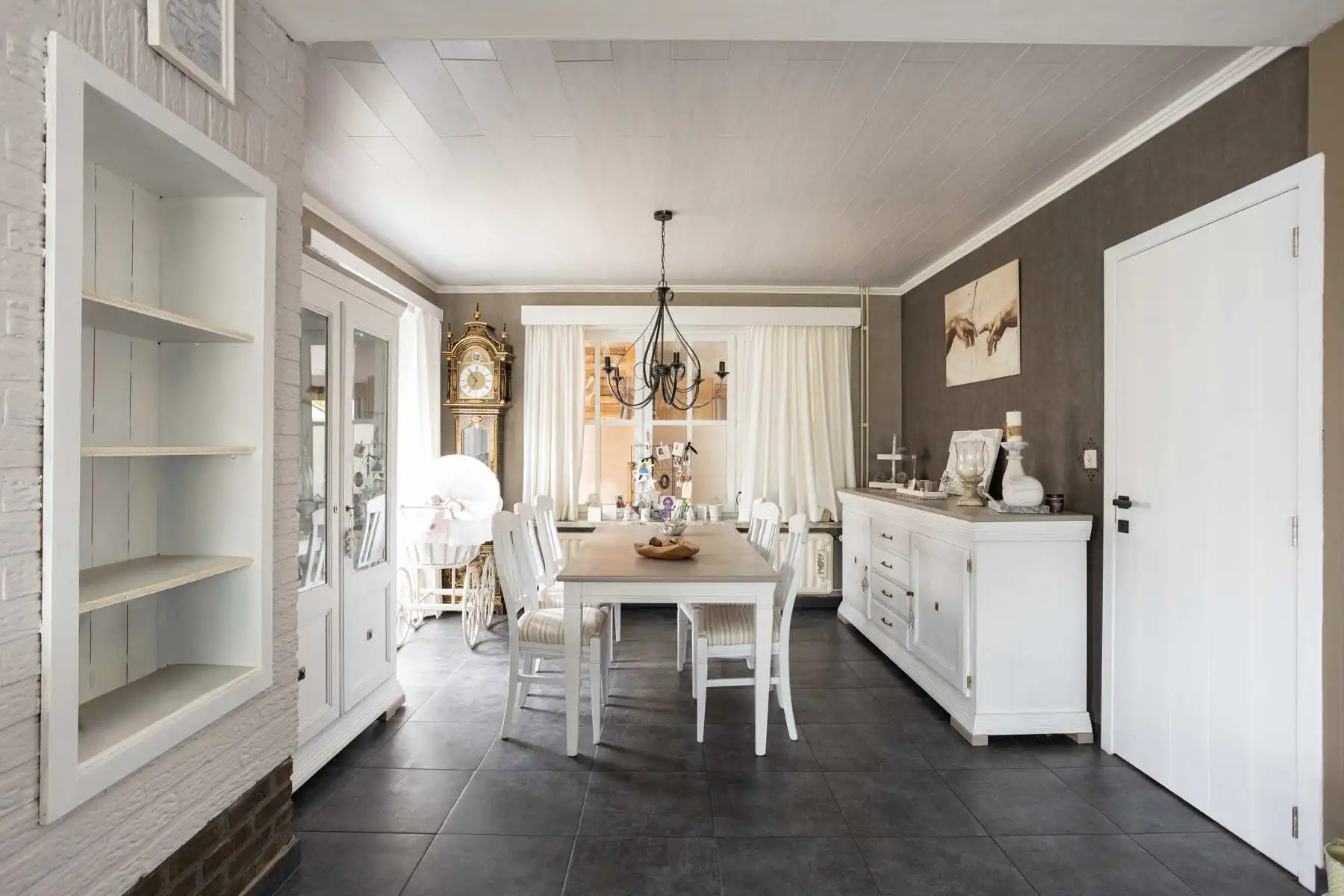 Leuke half-open bebouwing met grote tuin! foto 4