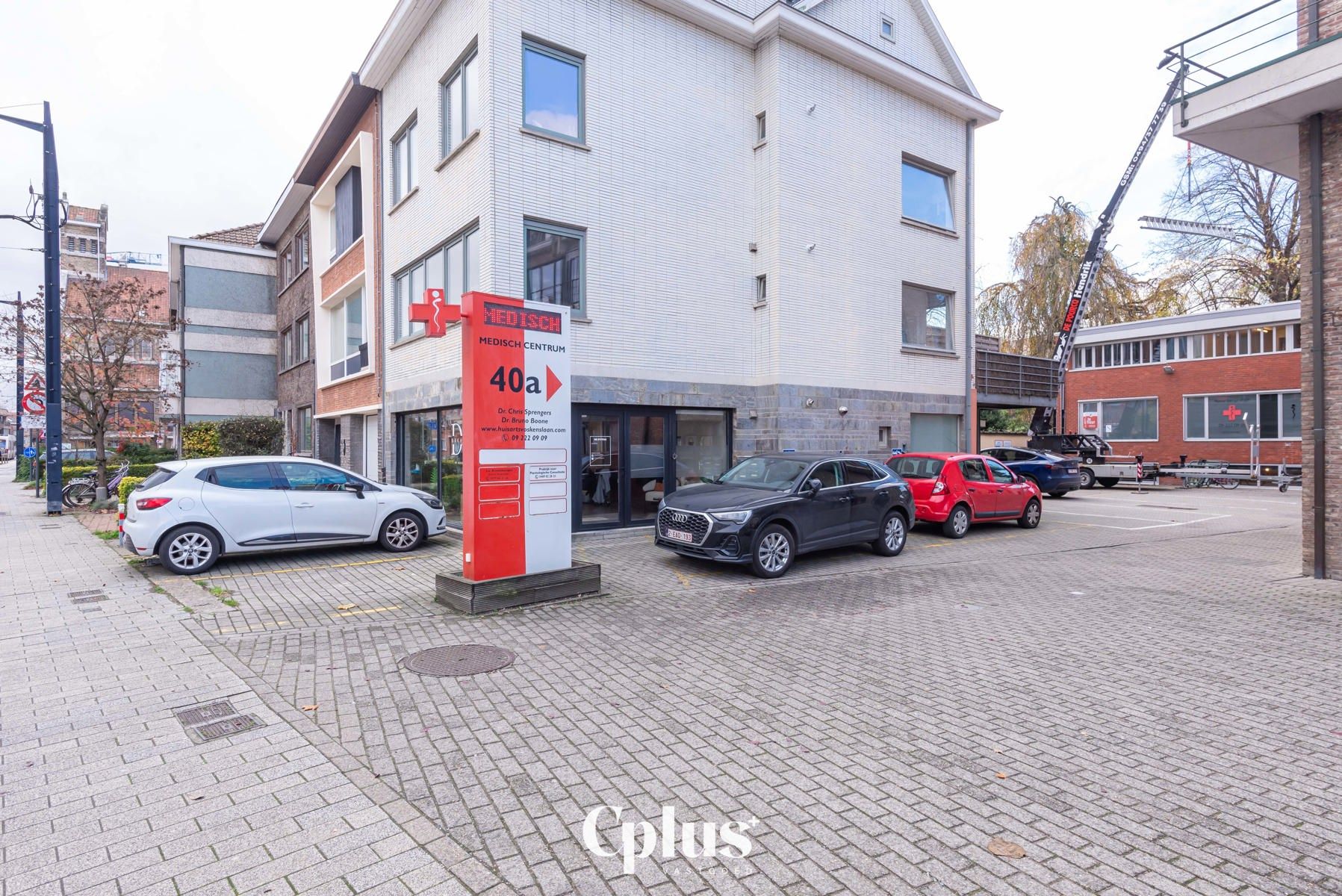 Praktijkruimte nabij station - Te huur  foto {{pictureIndex}}