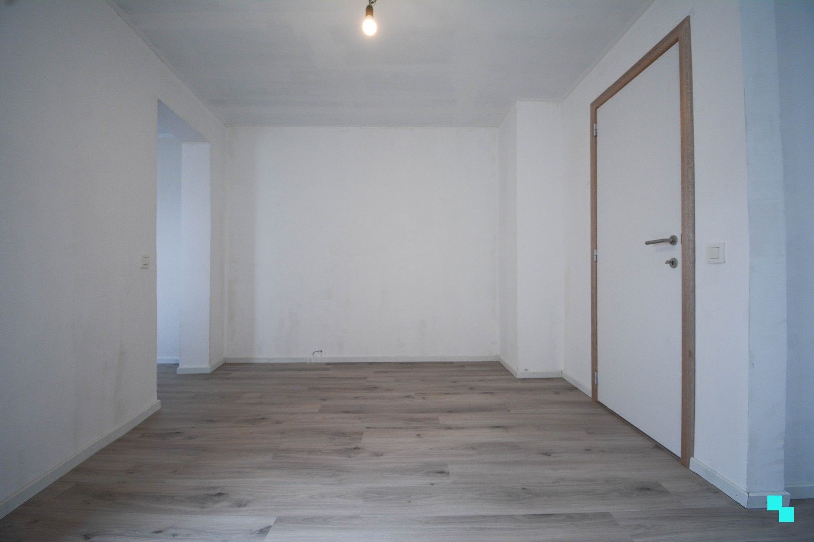 Totaal gerenoveerde woning met garage te centrum Roeselare foto 17