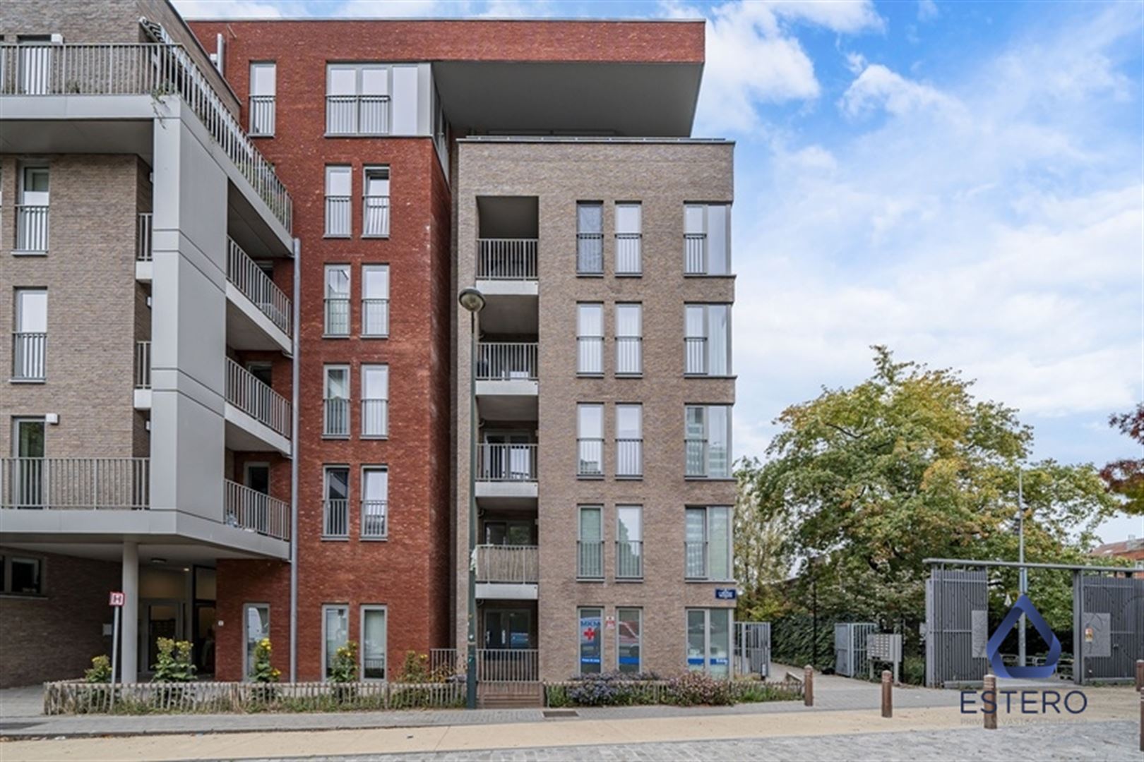 Ruim 3 slaapkamer appartement nabij het centrum van Brussel foto {{pictureIndex}}