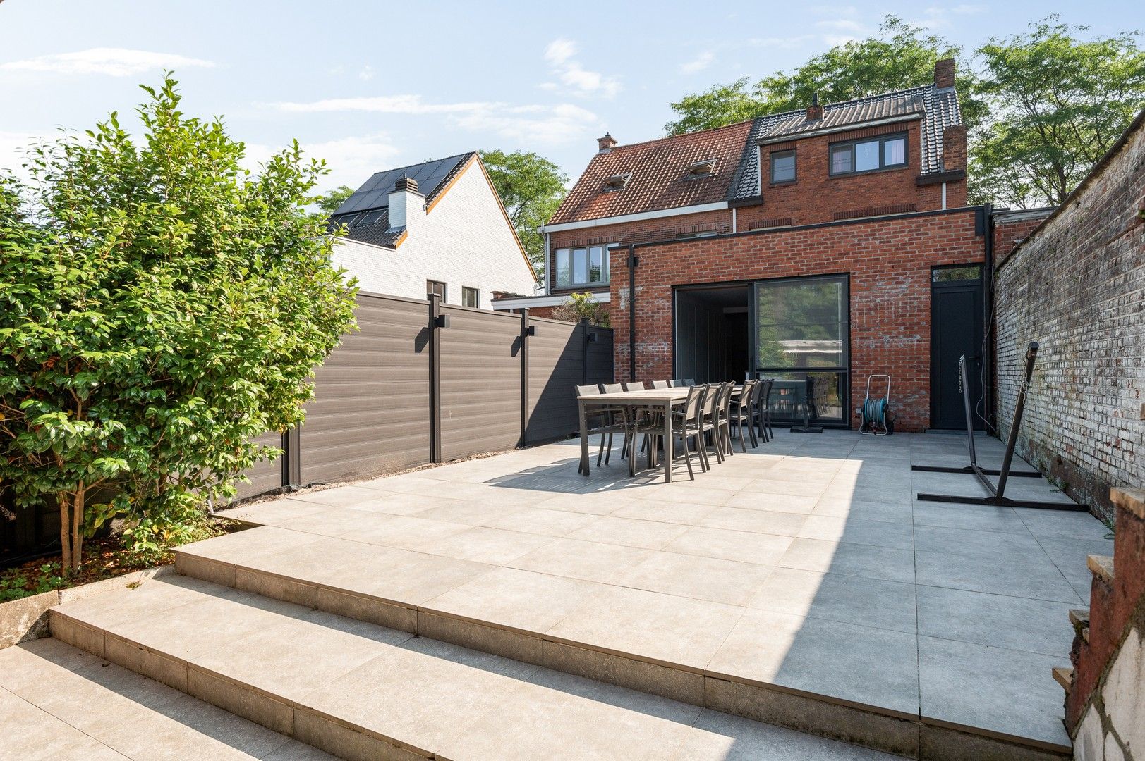 Gerenoveerde woning met 4 slpk, ruime tuin in rustige buurt foto 5