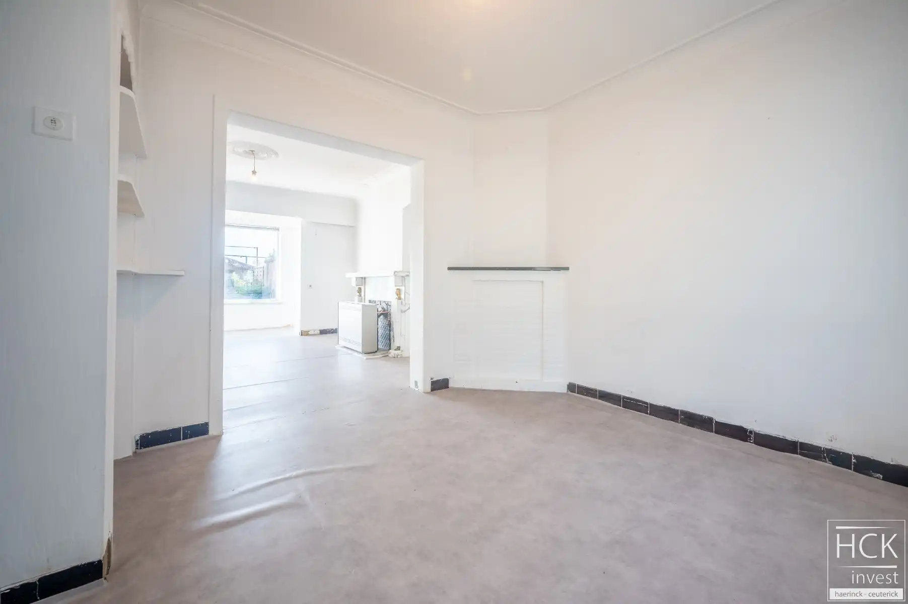 ZULTE - Charmante te renoveren woning met 3 SLPK, garage & 2 zolders!! foto 2