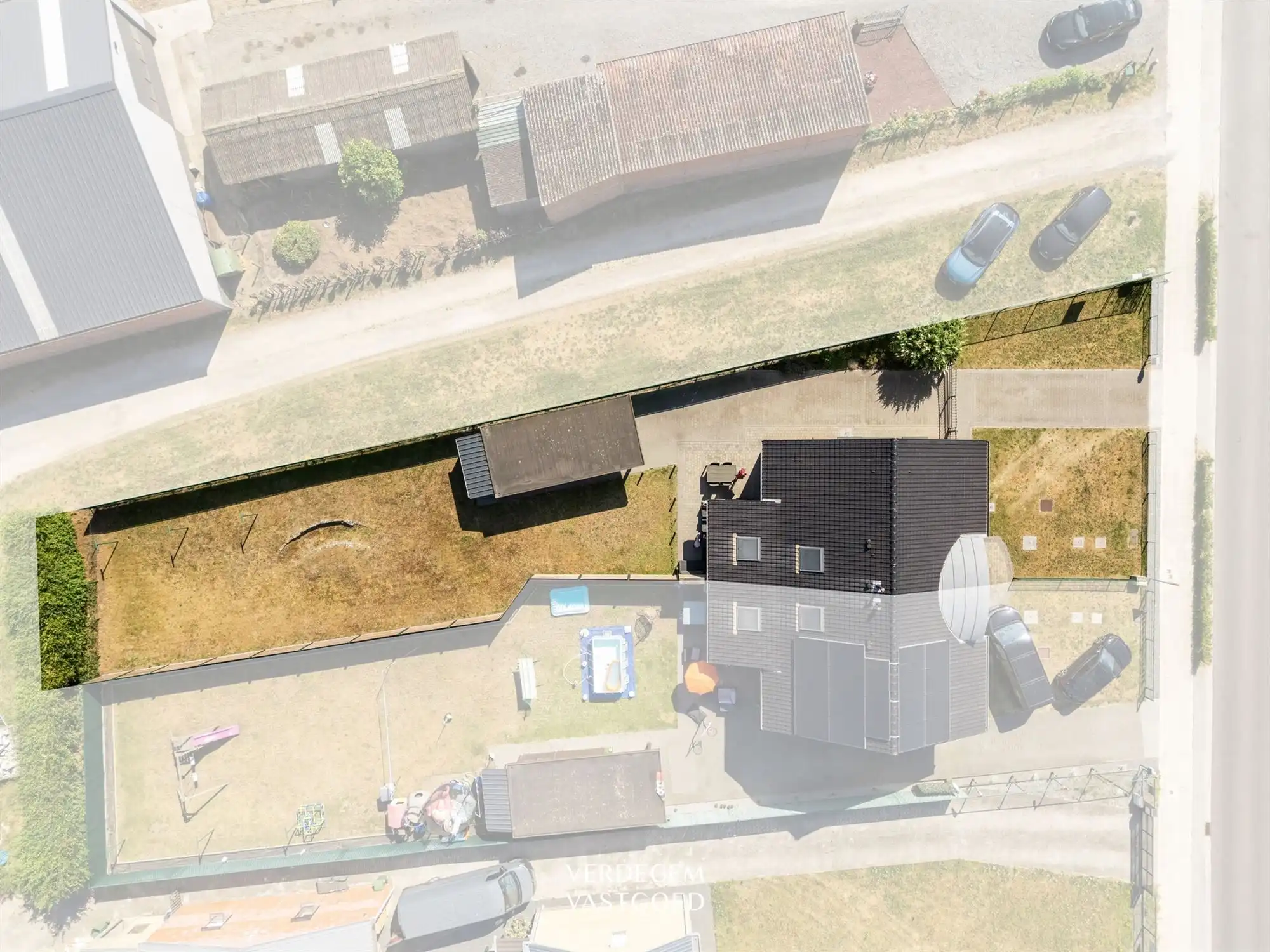 Instapklare woning met 3 slaapkamers, grote tuin en carport foto 19