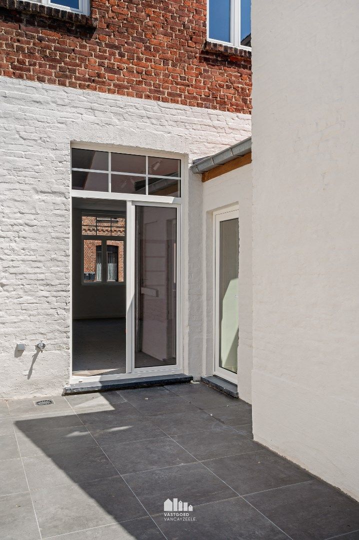Volledig gerenoveerde herenwoning met grote koer op centrale ligging.  foto 29