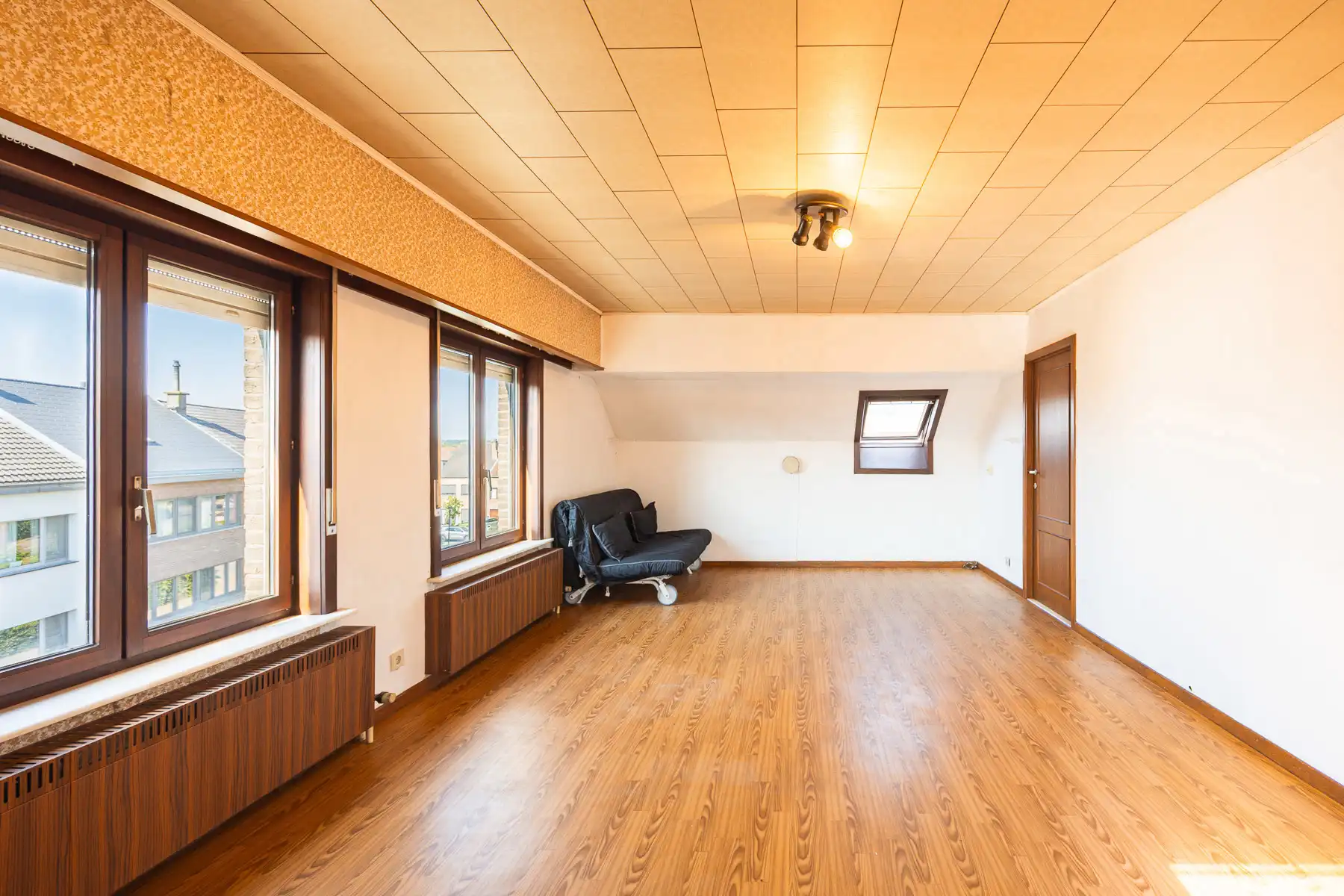 Verrassend ruime halfopen woning met omheinde tuin foto 23