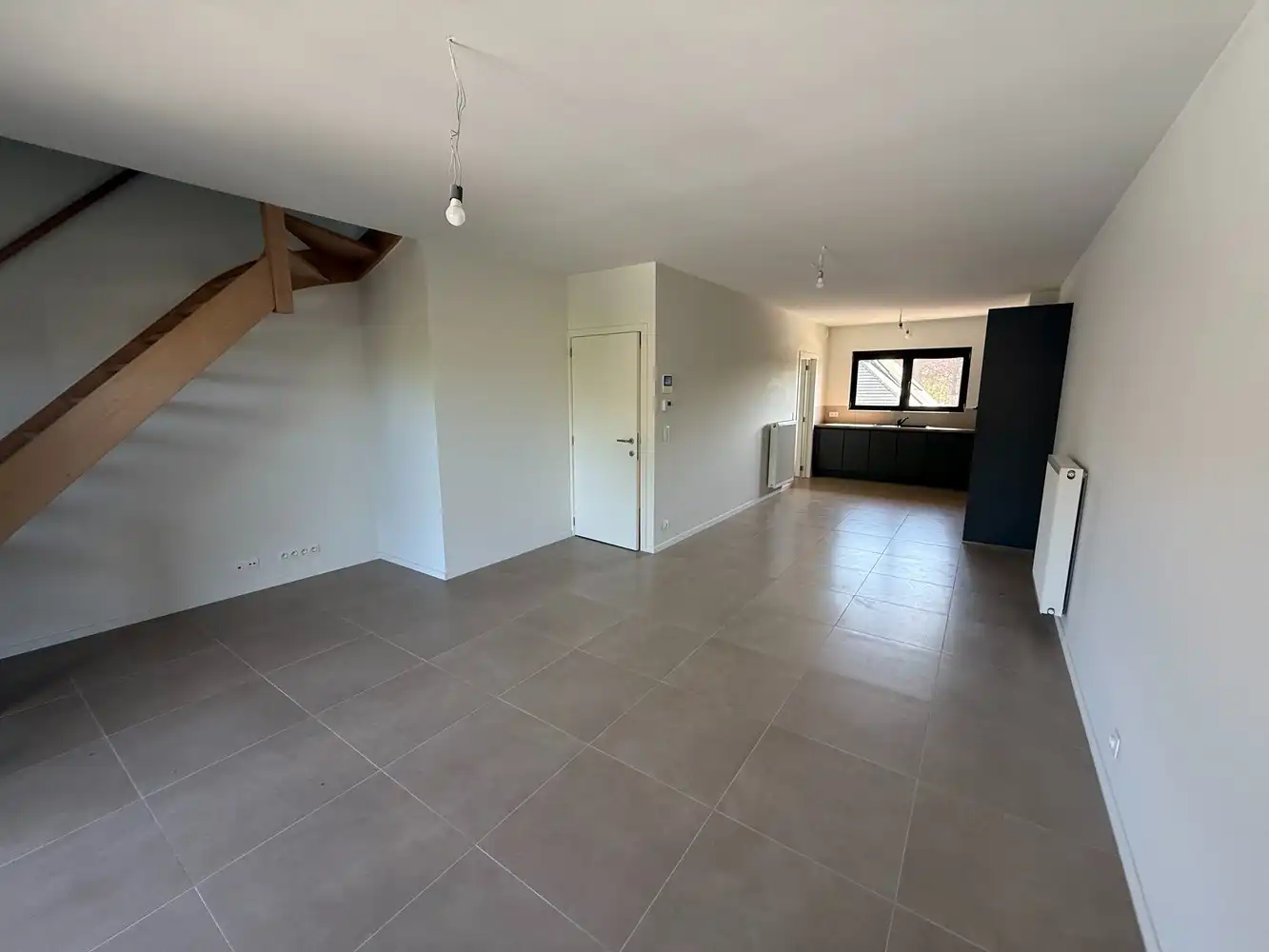 Ruim duplex nieuwbouwappartement met 2 slaapkamers én parkeerplaats! foto 3