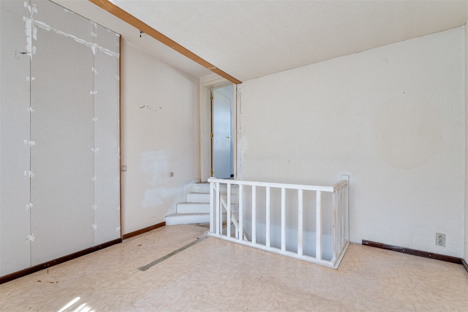 Knusse woning met twee slaapkamers en koer foto 11