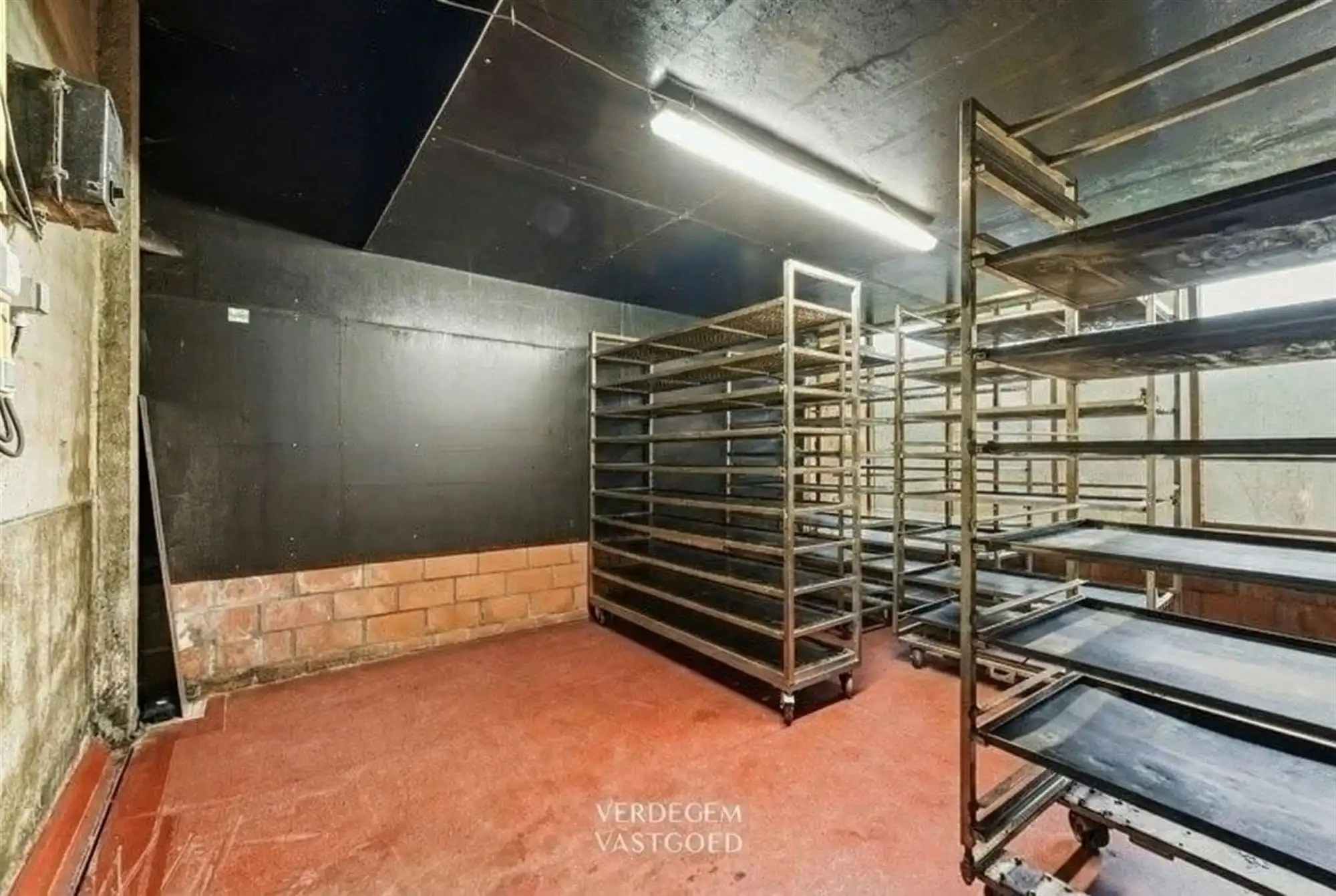 Magazijn van 395m² met villa op toplocatie voor commerciële activciteit foto 30