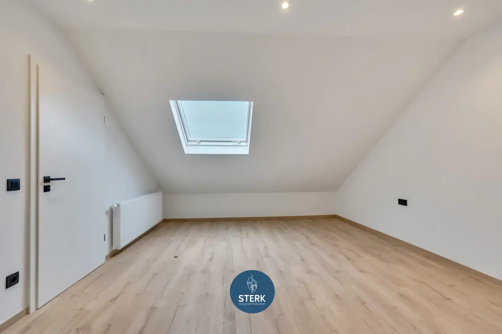 MODERN GERENOVEERDE GEZINSWONING MET 5 SLPKS + 2 BADKAMERS TE LANAKEN !  foto 23