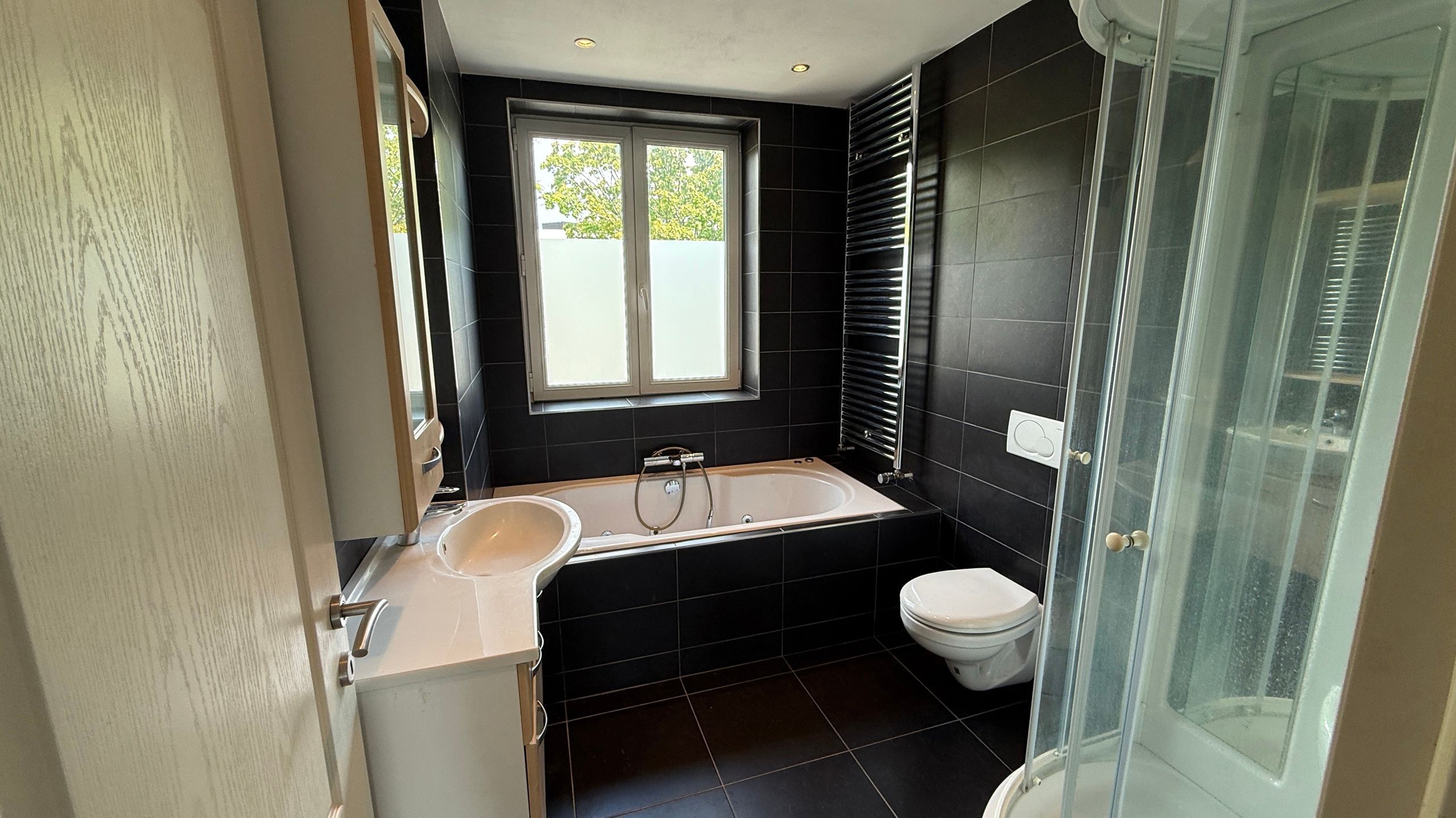 Gedeeltelijk gerenoveerde rijwoning op toplocatie foto 12