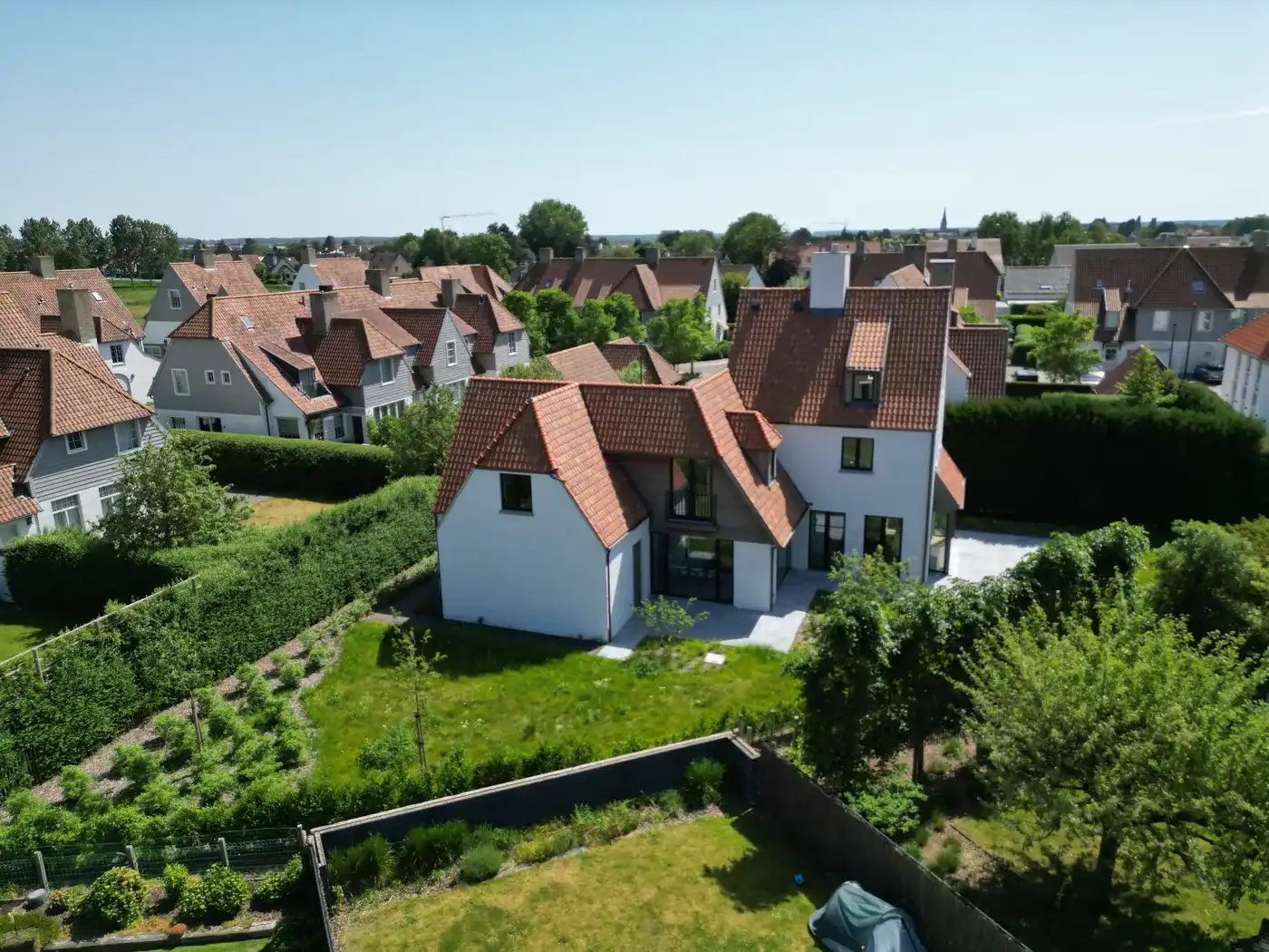 Alleenstaande nieuwbouwvilla met aangename volumes foto 3