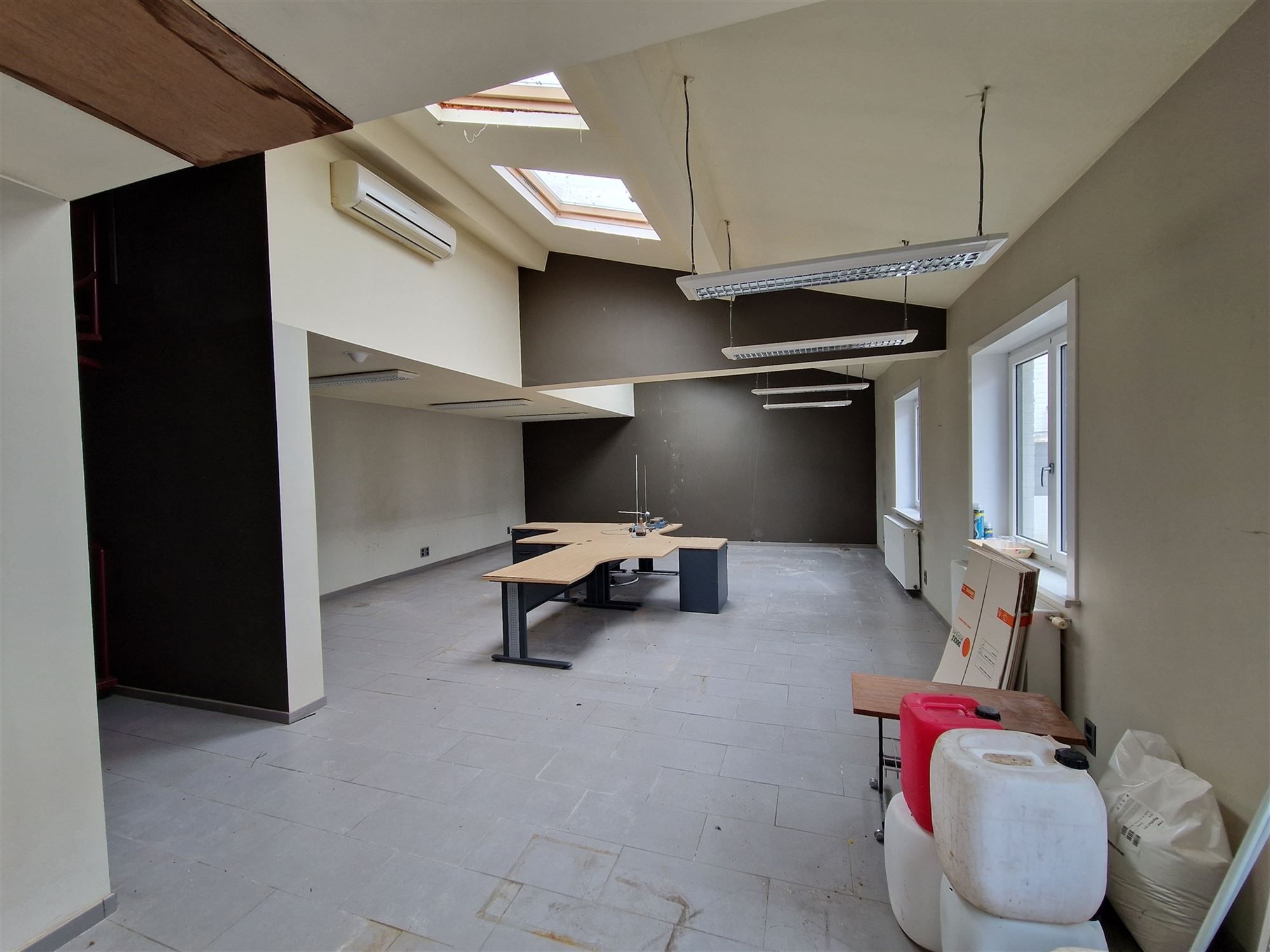 Bedrijfsgebouw met kantoorruimte en loodsen van ca. 2900 m² foto 18