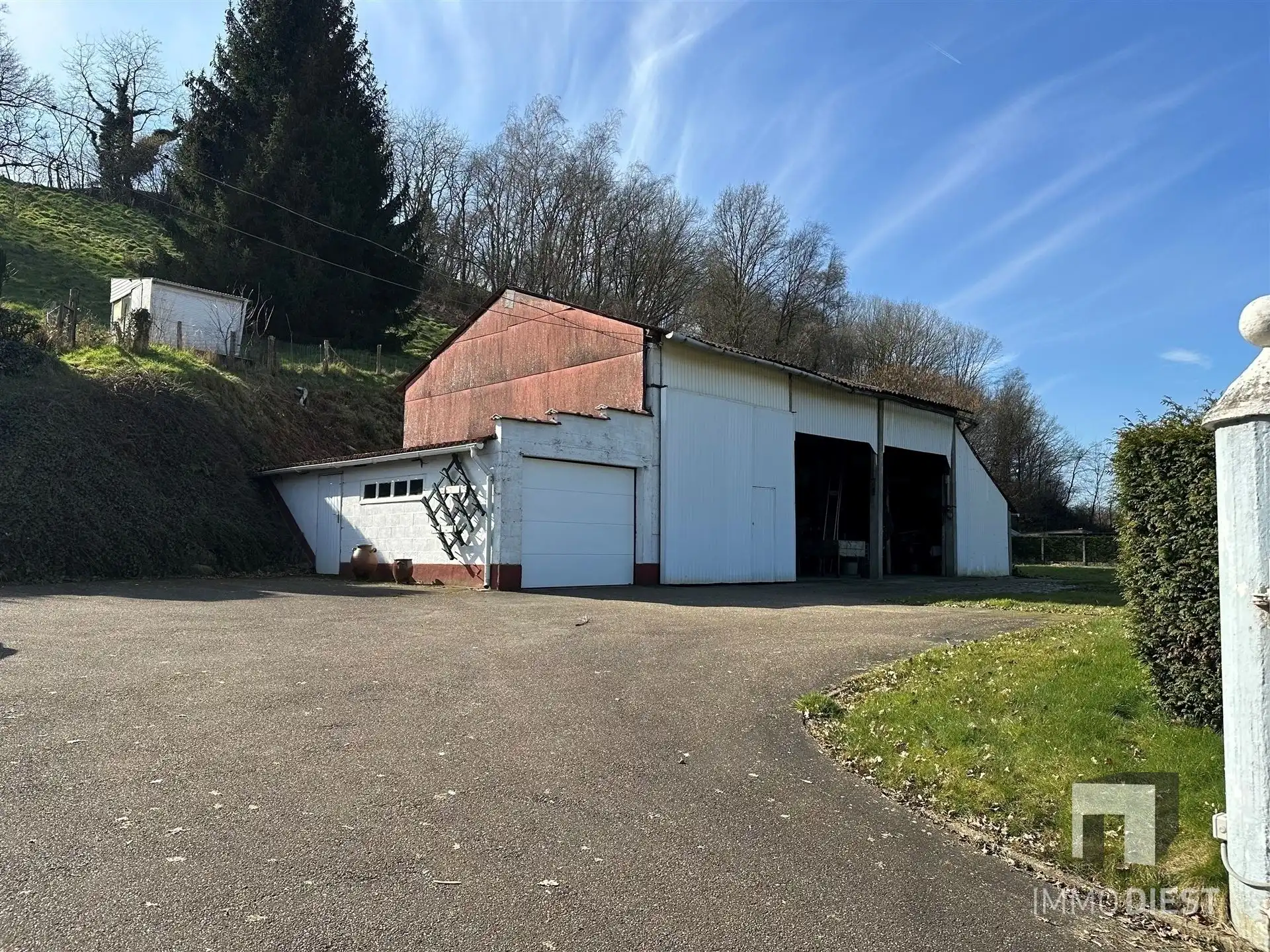 Woning met grote garage en stalling foto 44