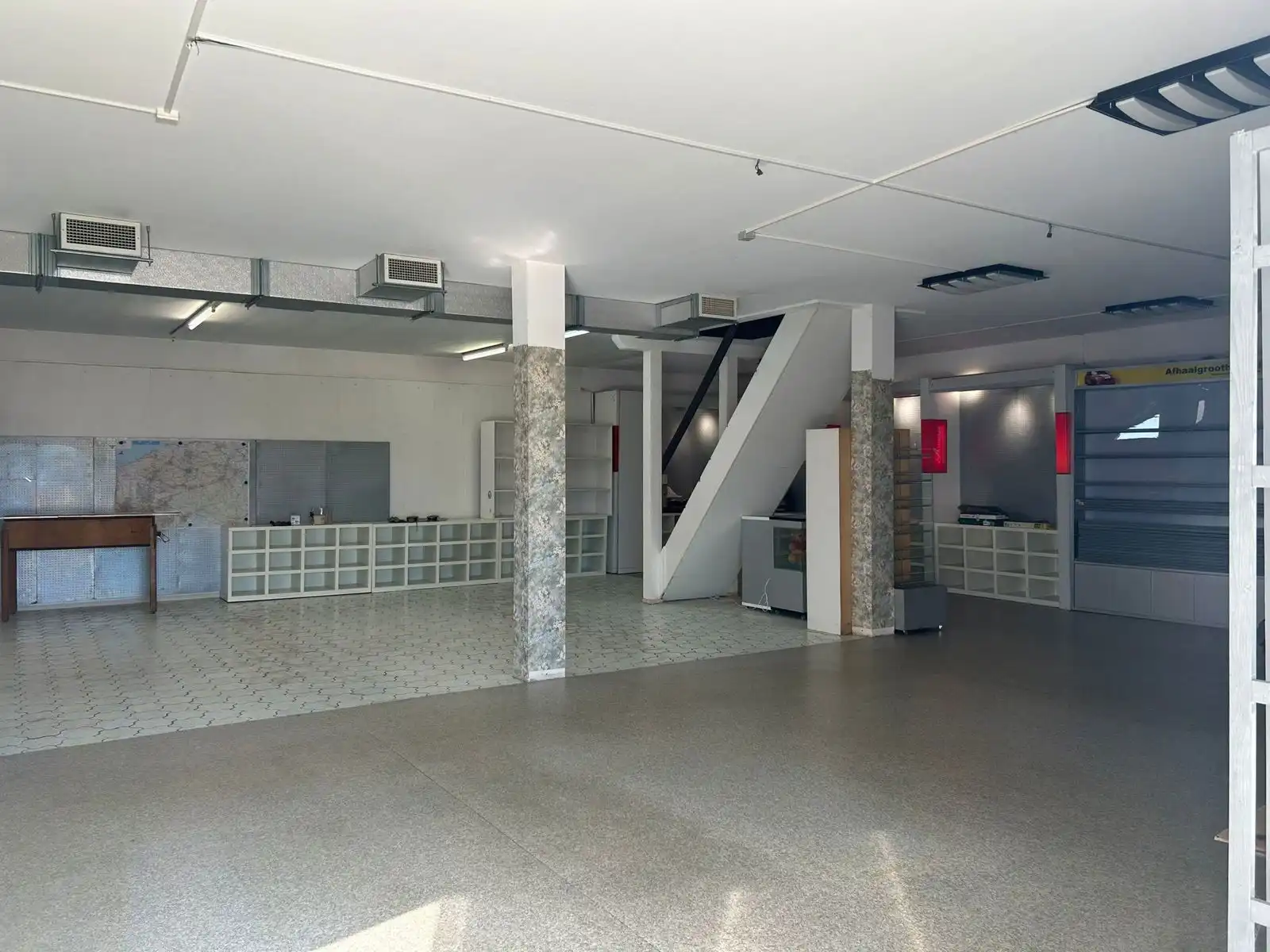 Praktisch magazijn op een uitstekend bereikbare locatie foto 4