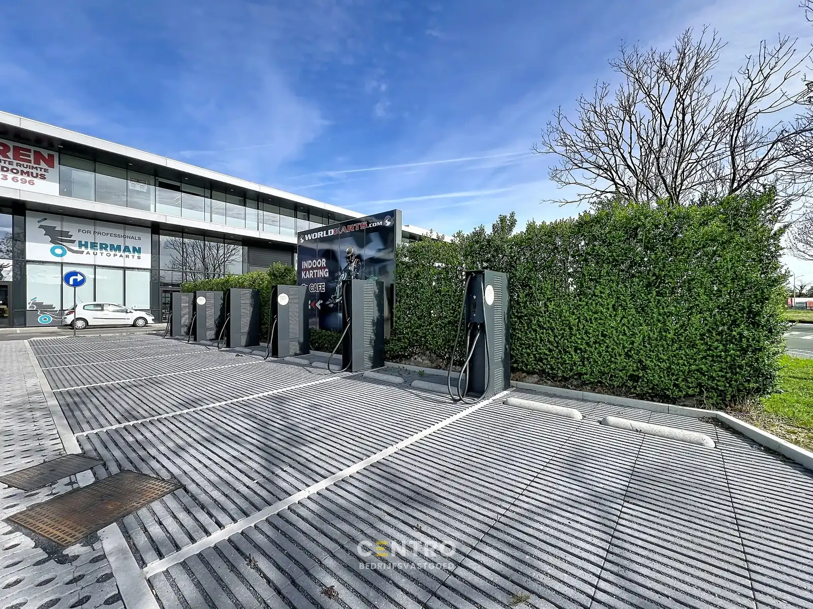 Baanwinkel voor bedrijf (productie, opslag, techniek, recreatie) met bijkomende verkoop naast Lecot, Basic-Fit, Hopsiepops, Eldi, Van Haaren,... vlak bij de RING aan de Poort tot Poperinge ! foto 15