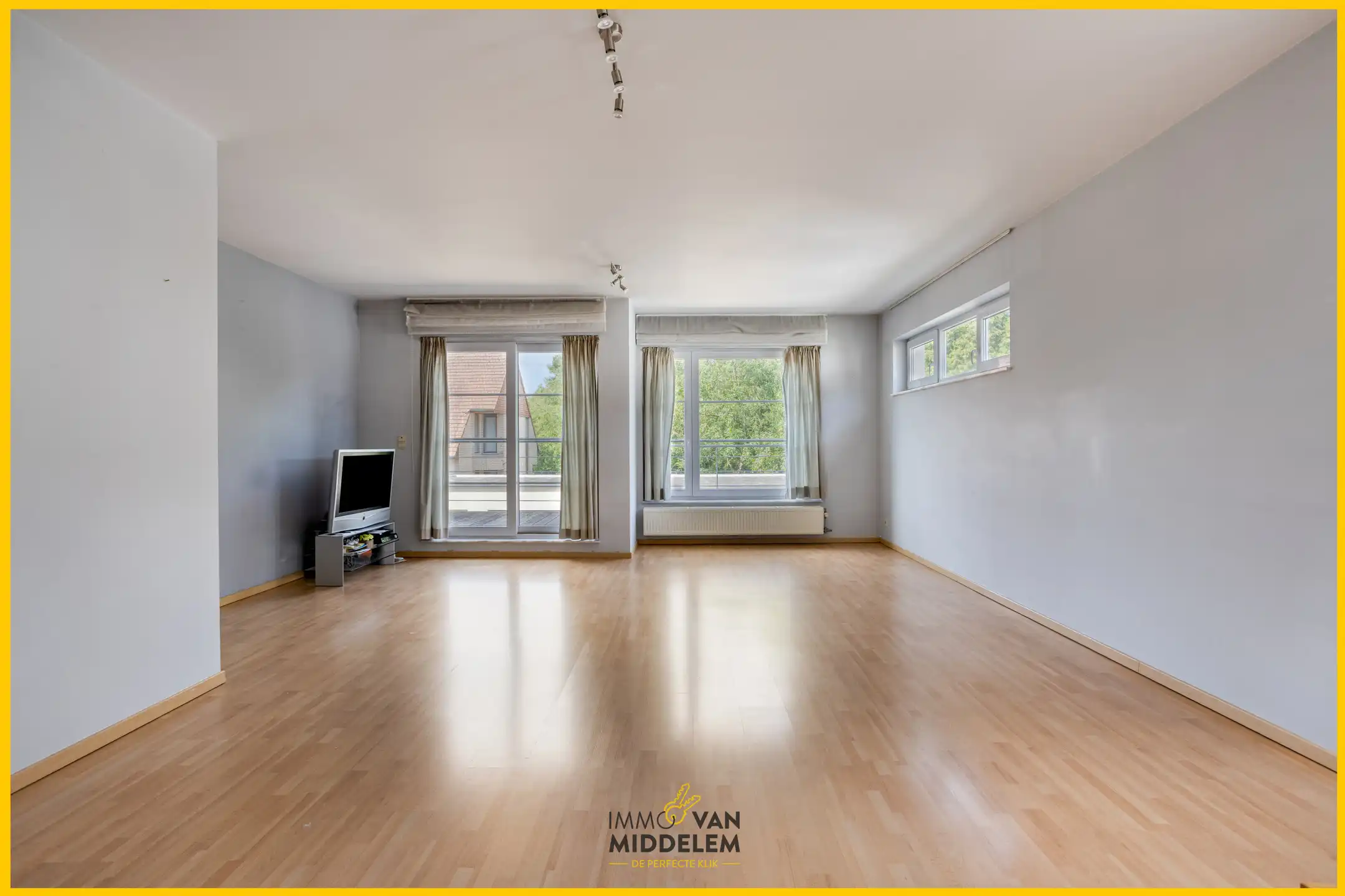 DUPLEXAPPARTEMENT MET 3 SLAAPKAMERS, GARAGE EN BERGING foto 3