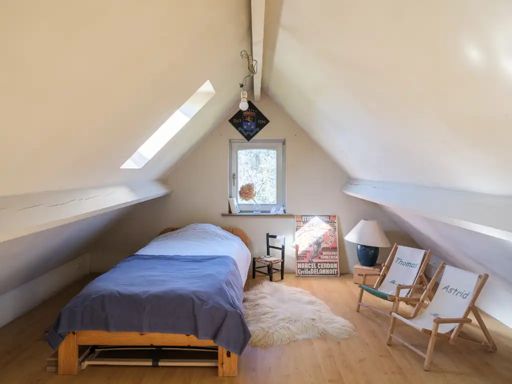 Karaktervolle hoeve met 5 slaapkamers en 4 badkamers, discreet gelegen op de tweede bouwlijn in een groene omgeving. foto 19