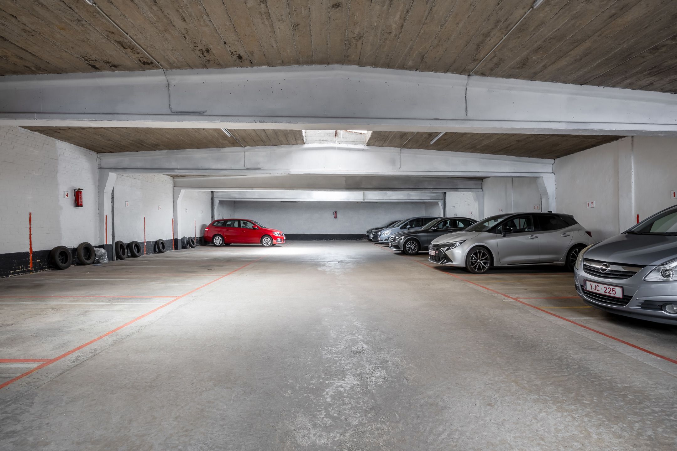 woonhuis opgedeeld in 3 appartementen, 2 grote garages en magazijn met 22 autostaanplaatsen en 3 plaatsen voor fietsen en moto's foto 30