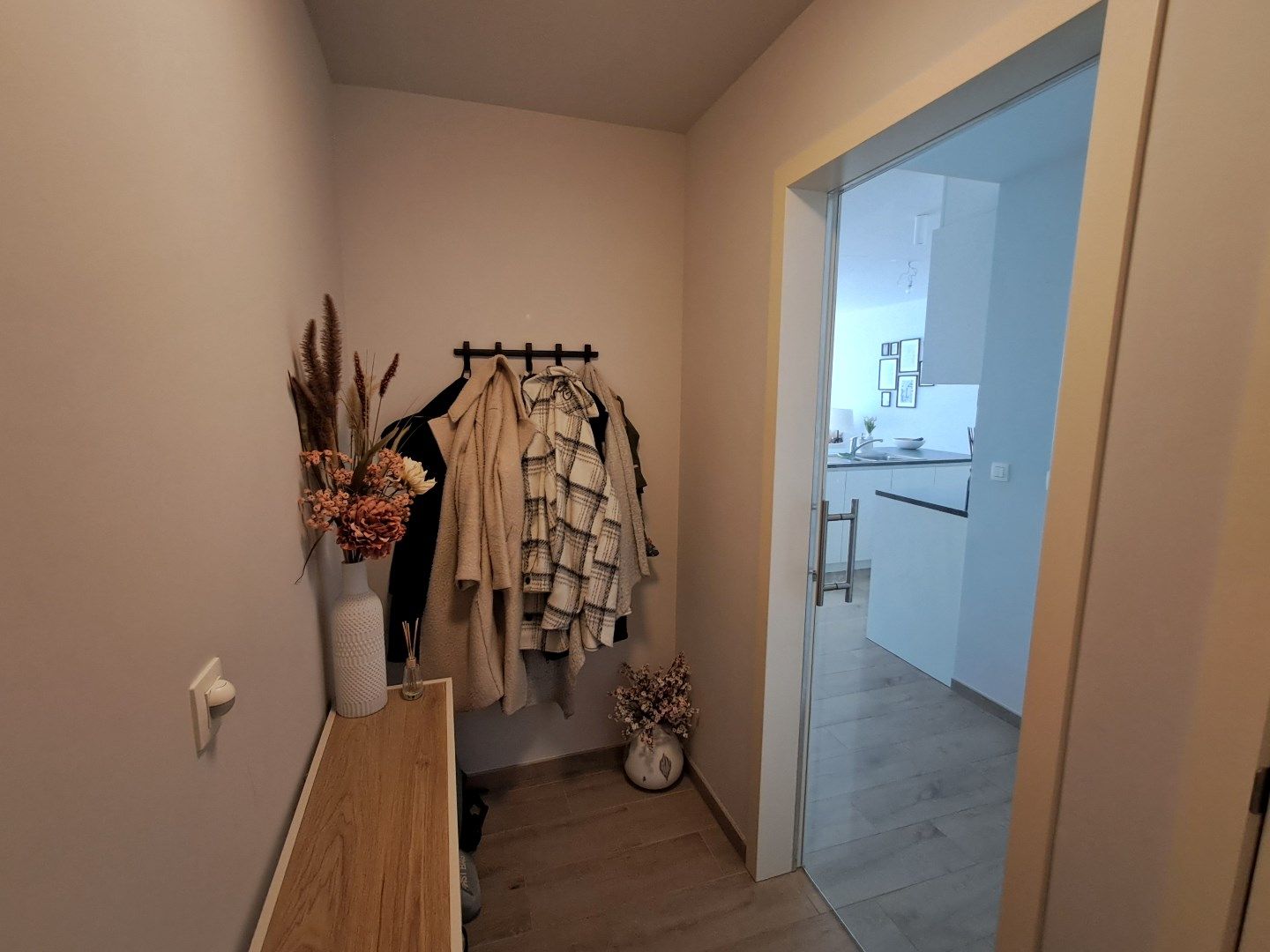 Ruim gelijkvloers appartement met tuin en carport! foto 6