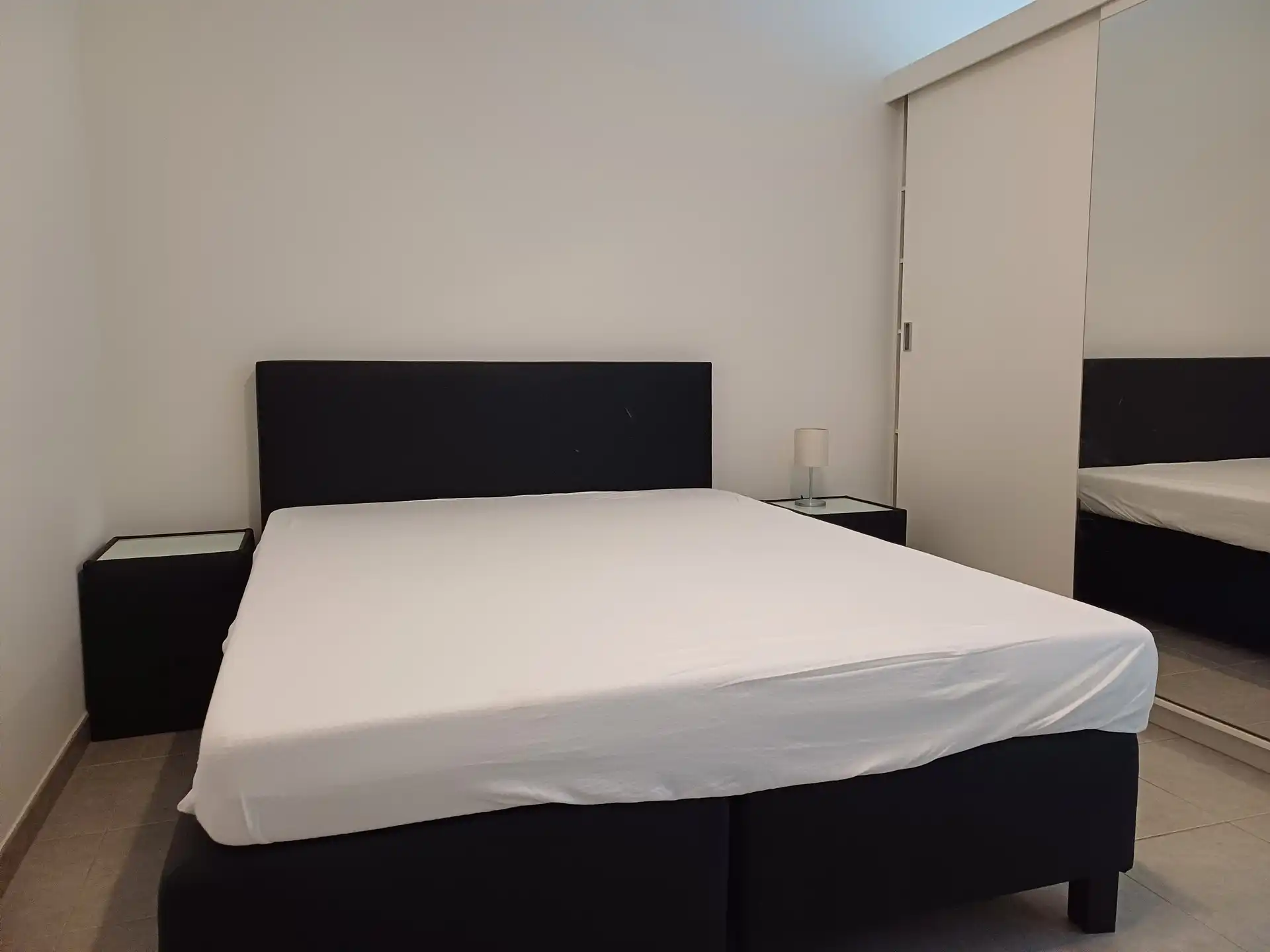 Ruime gemeubileerde studio met parkeerplaats en kelder foto 7