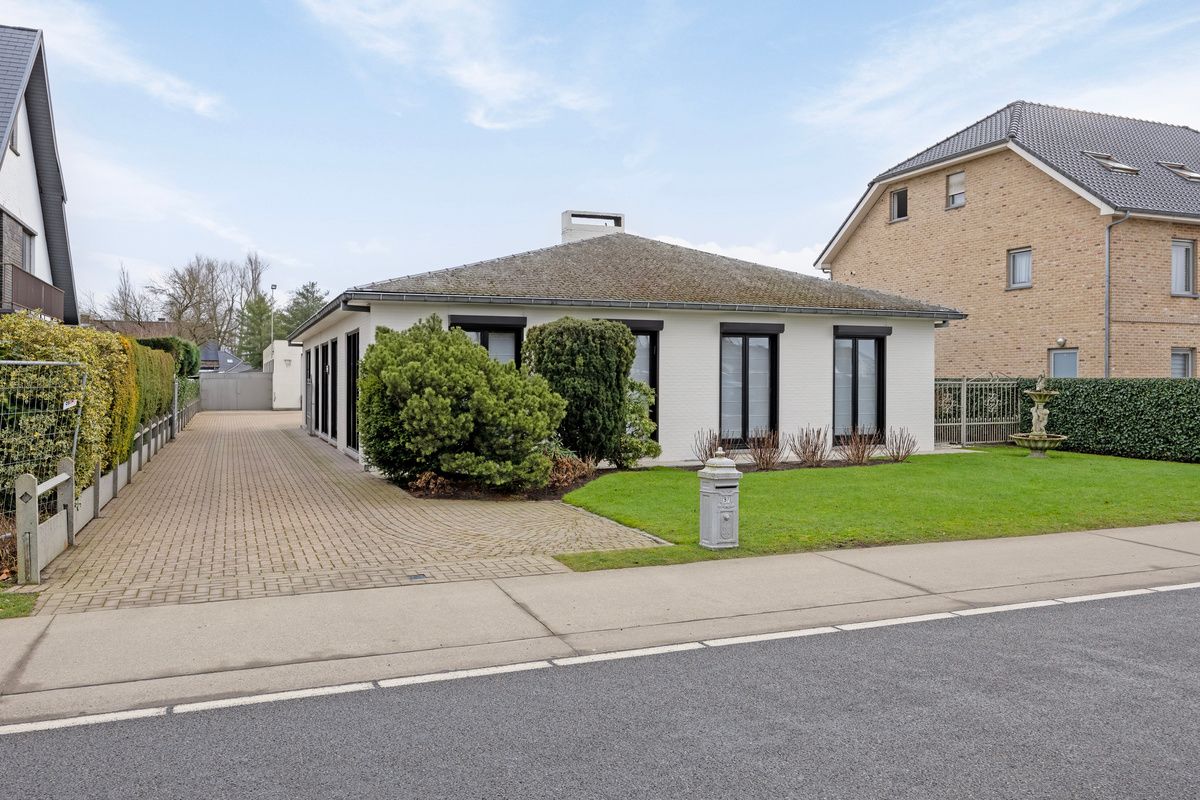 Ruime gelijkvloerse woning met bedrijfshal foto 2
