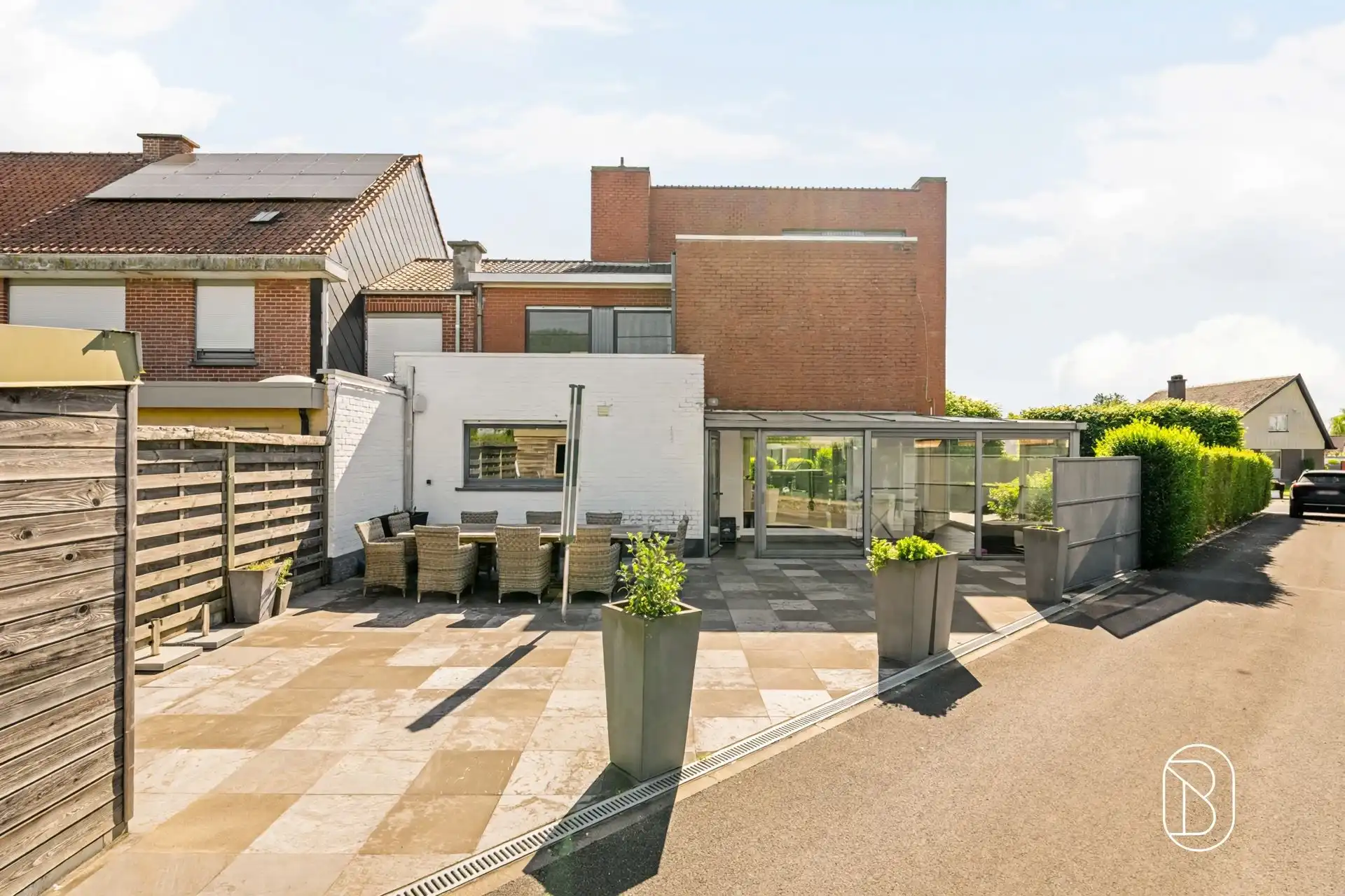 Instapklare gezinswoning met garage en oprit, en ruime loods foto 5