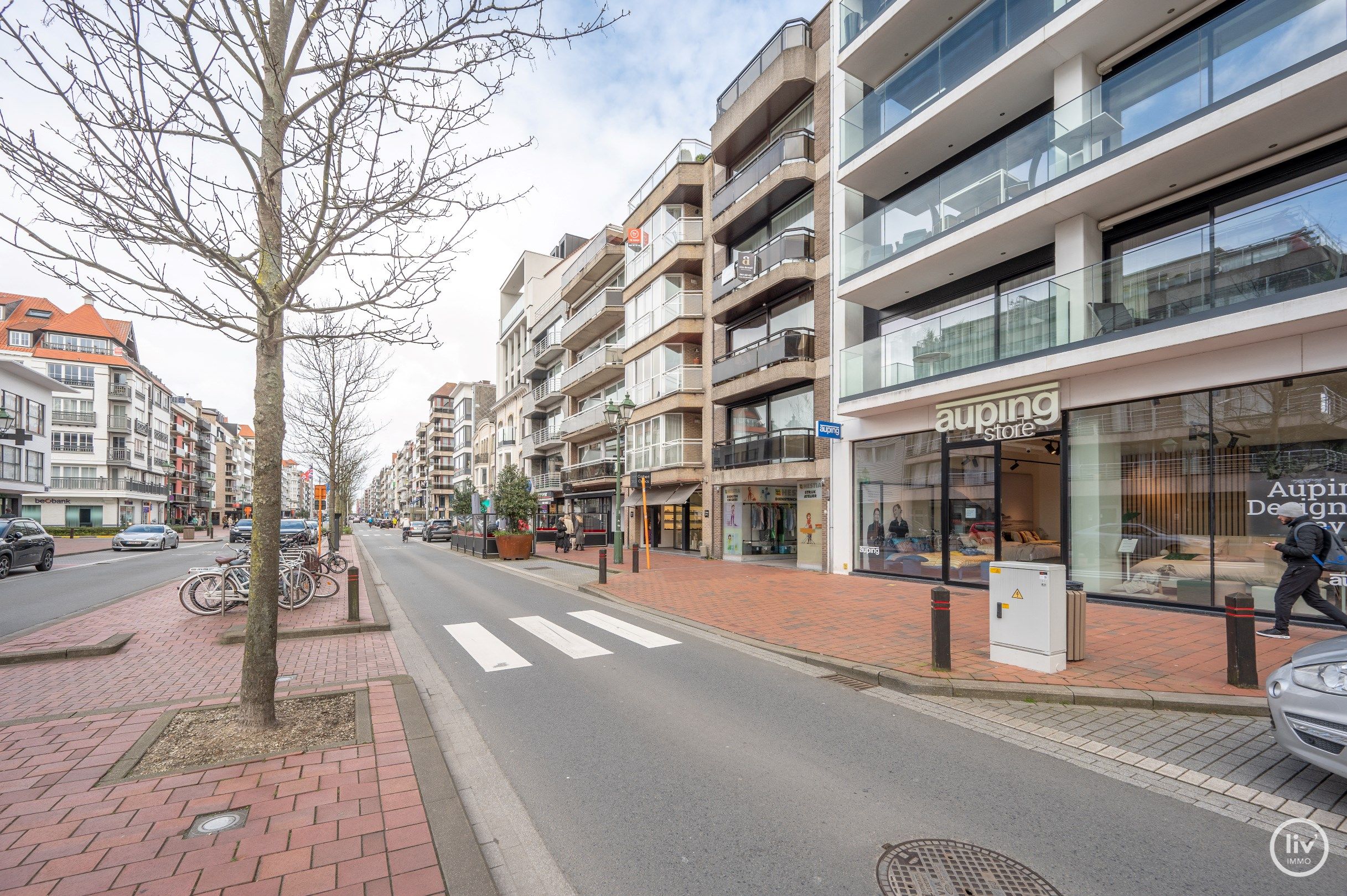 Uitmuntend gerenoveerd 3 slaapkamerappartement met mooie breedte gelegen op de Lippenslaan te Knokke. foto 24