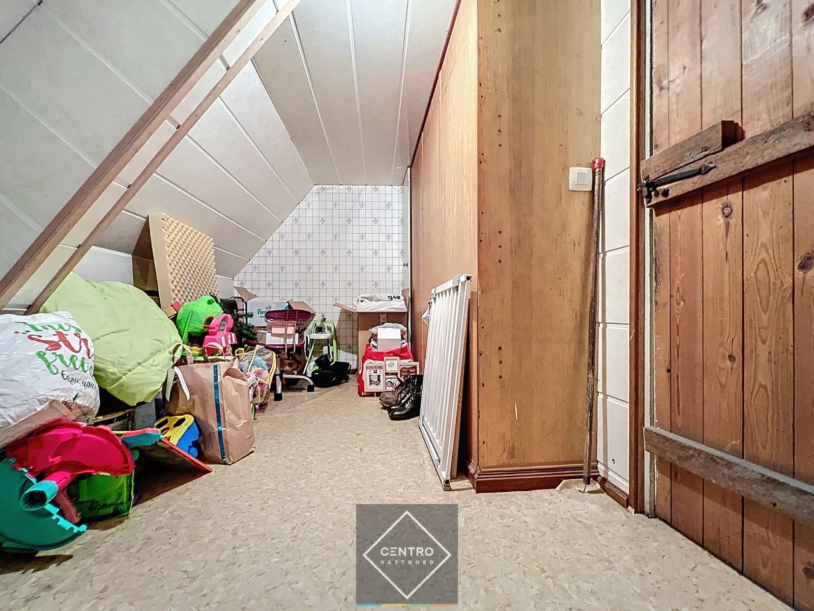 Voor de snelle beslisser! Leuke, BETAALBARE,  verder af te werken STARTERS-woning in het centrum van HEULE. foto 22