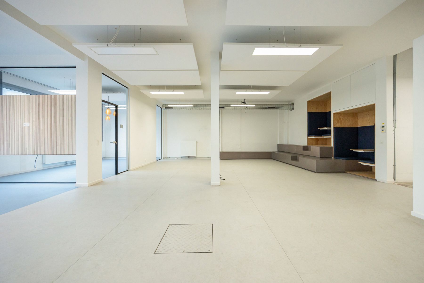 Instapklaar kantoorgebouw te koop in Merksem foto 34