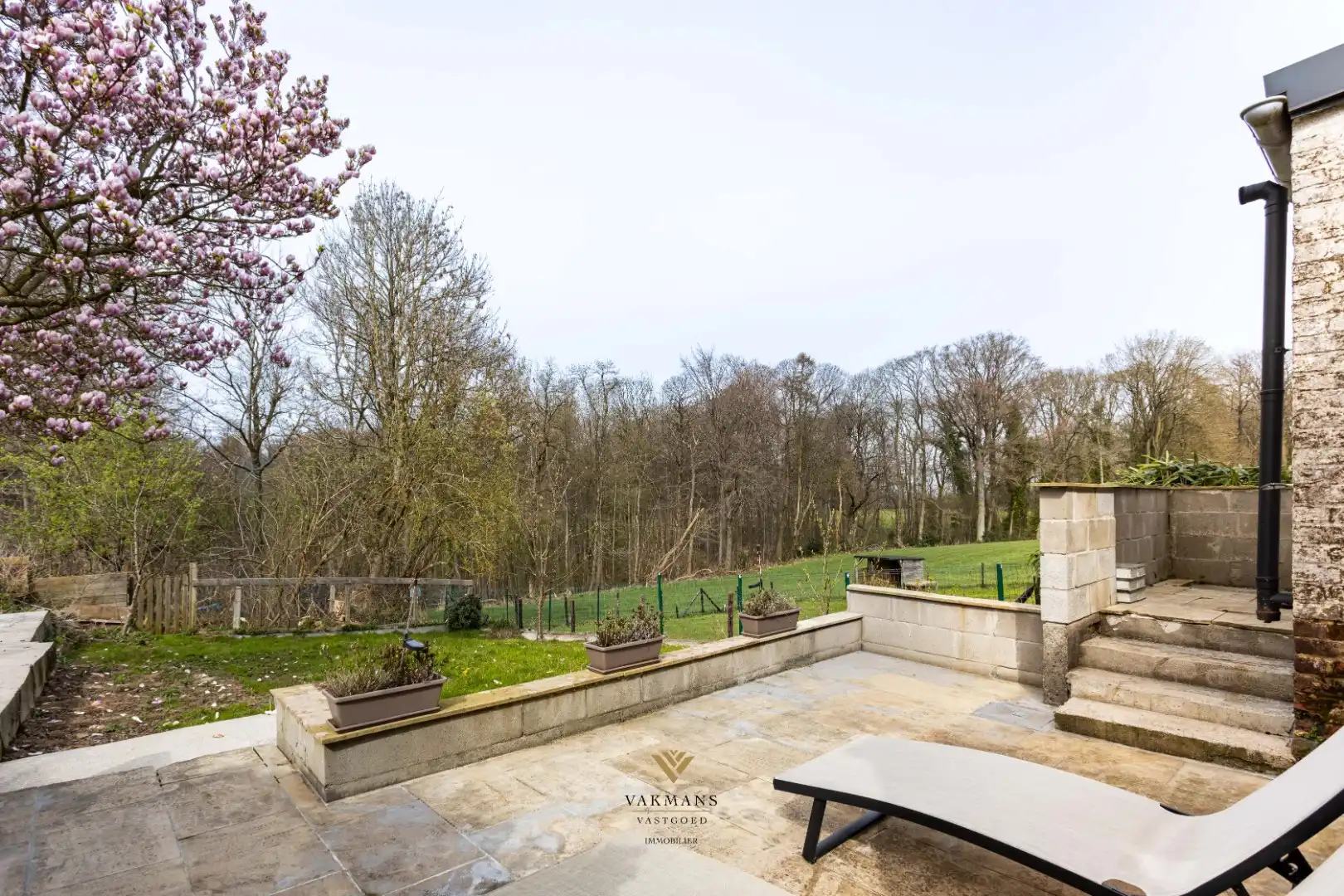 Ruime alleenstaande woning met garage in heuvelachtige omgeving foto 42