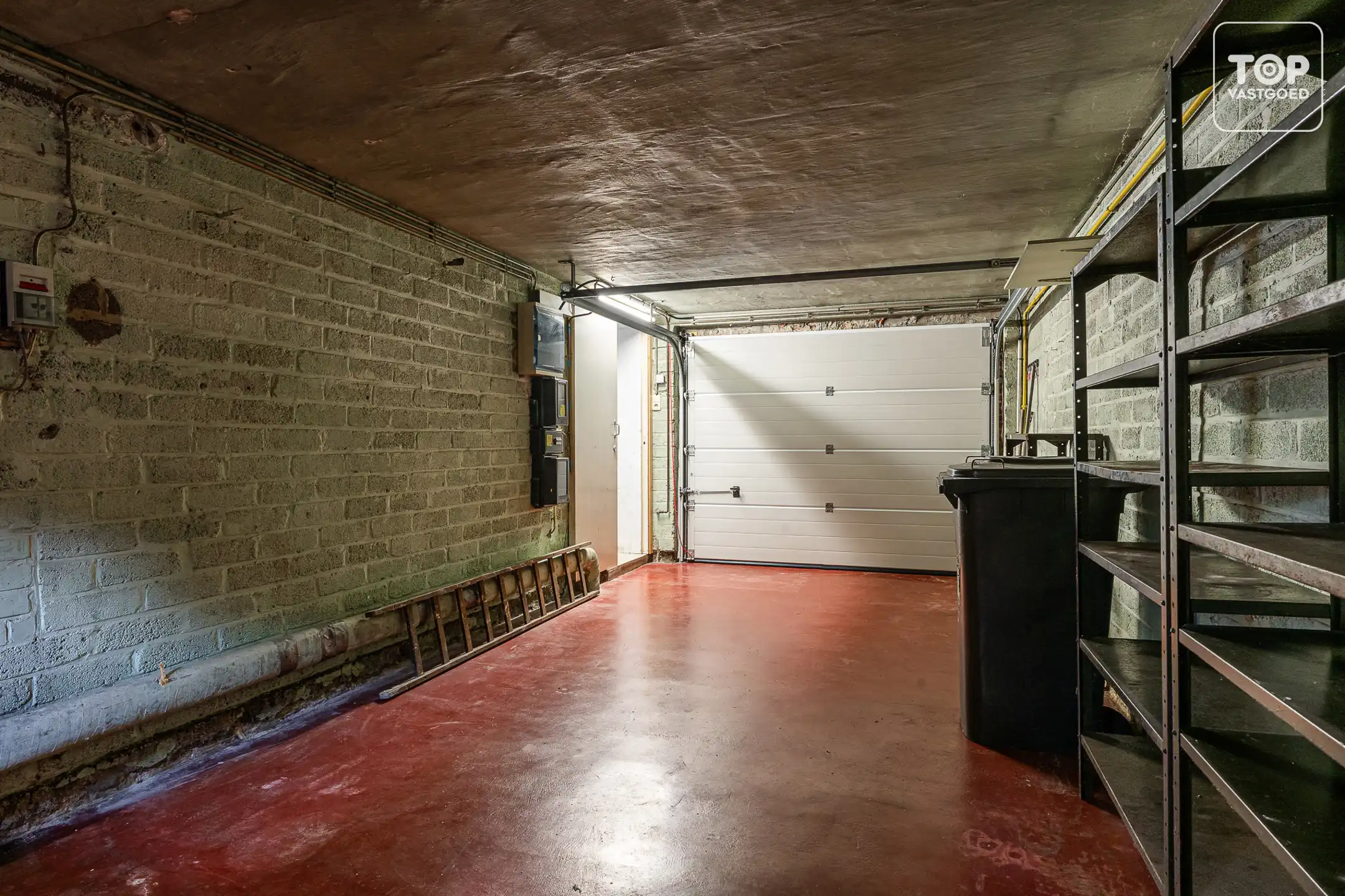 Ruime te renoveren woning met 4 slaapkamers op toplocatie foto 23