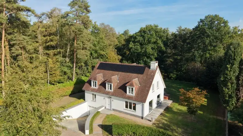 Exclusief gelegen stijlvolle villa op 24 are palende aan natuurgebied foto 2