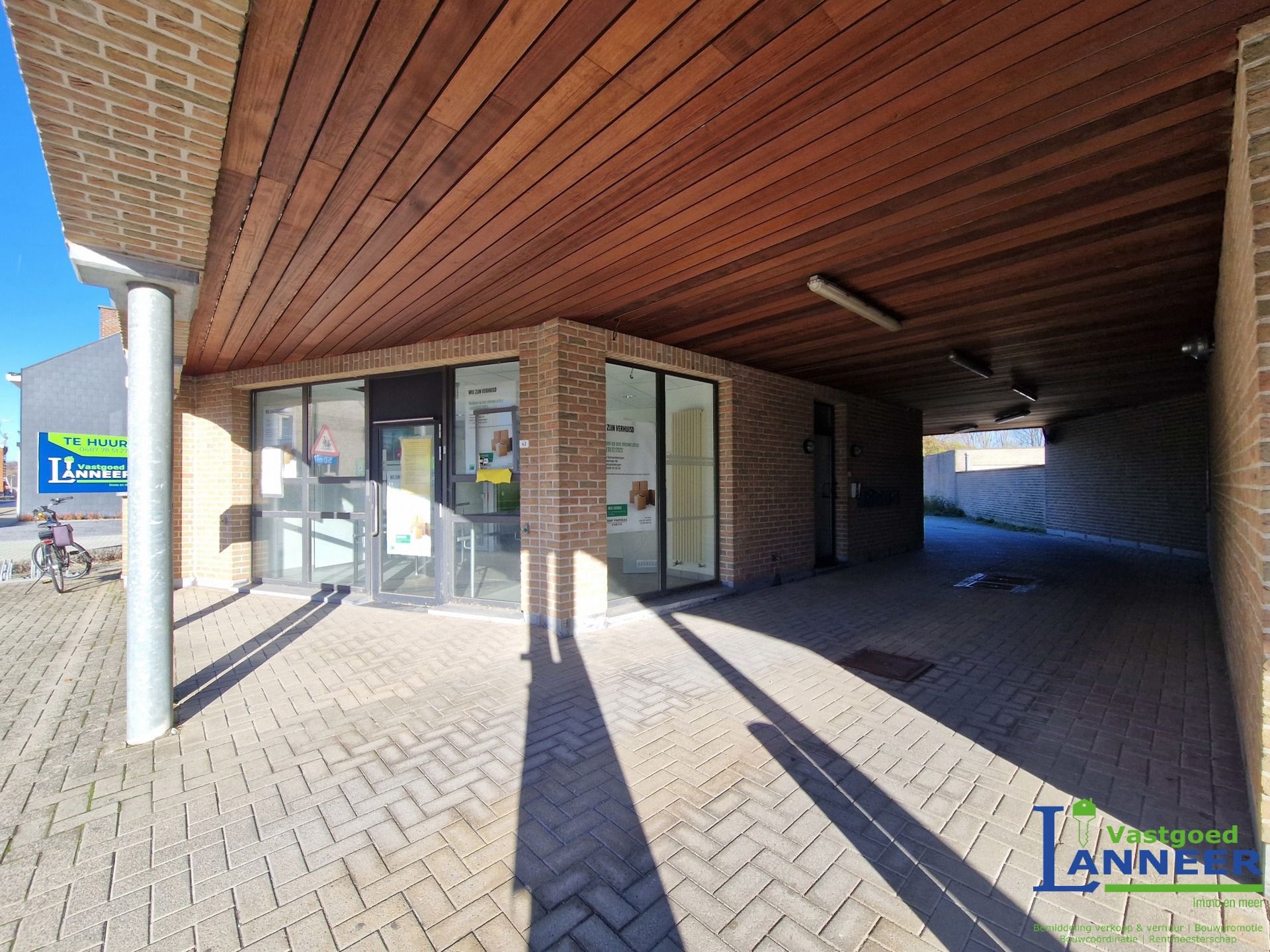 Commercieel gelijkvloers met grote parking nabij het centrum foto 2