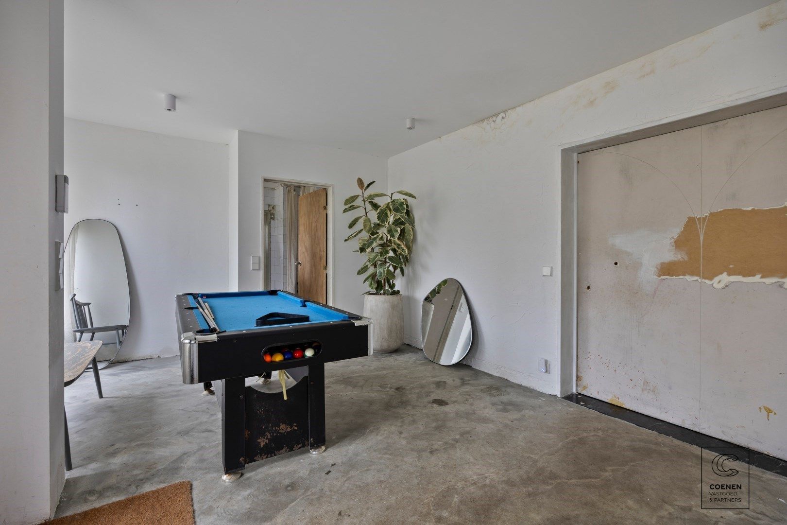 Verder te renoveren villa met een bew opp van 400m² op 5500m² grond op een schitterende ligging te Oud-Turnhout. foto 3
