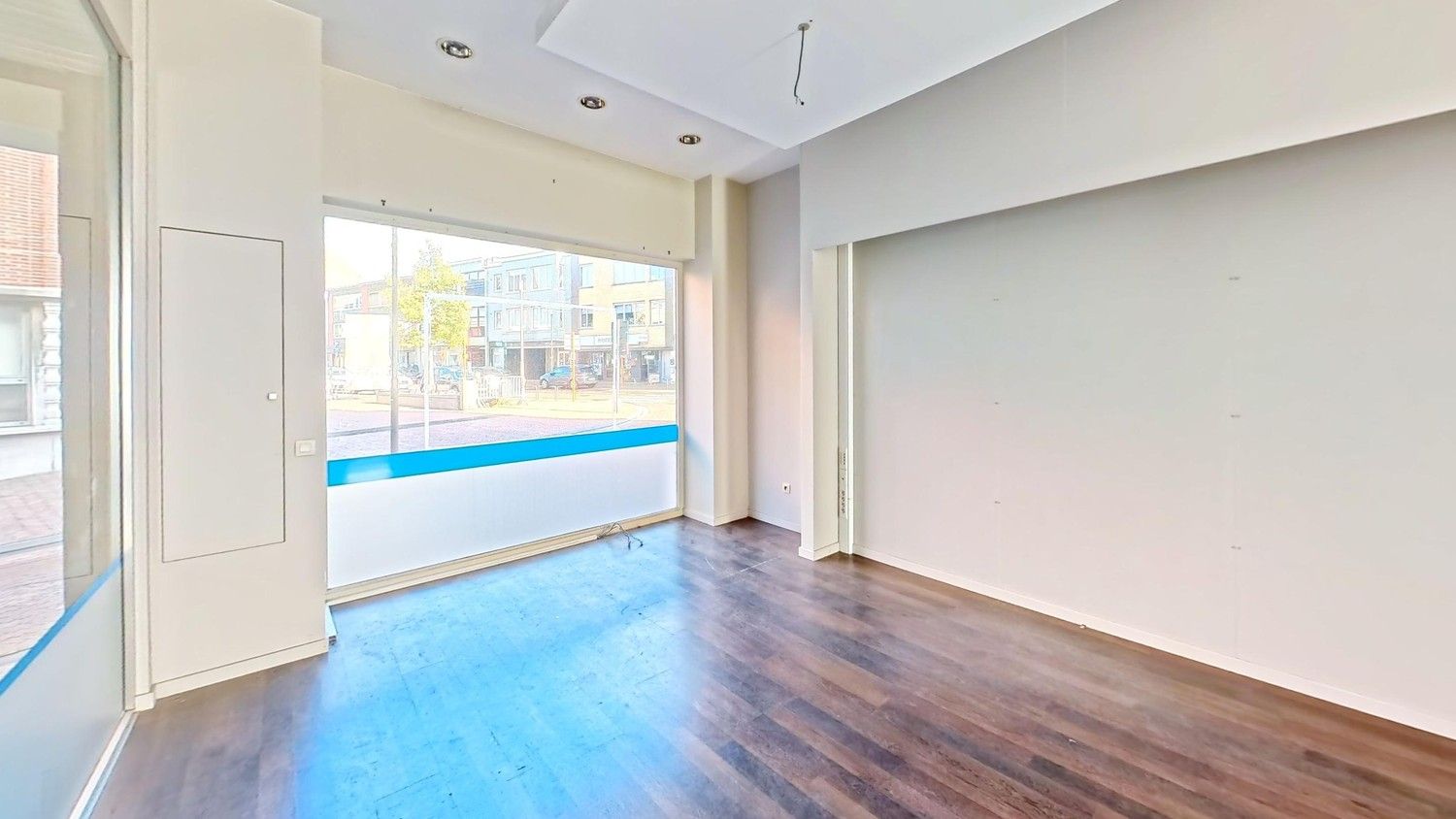 Handelspand met zeer ruim appartement in het centrum Brakel! foto 4