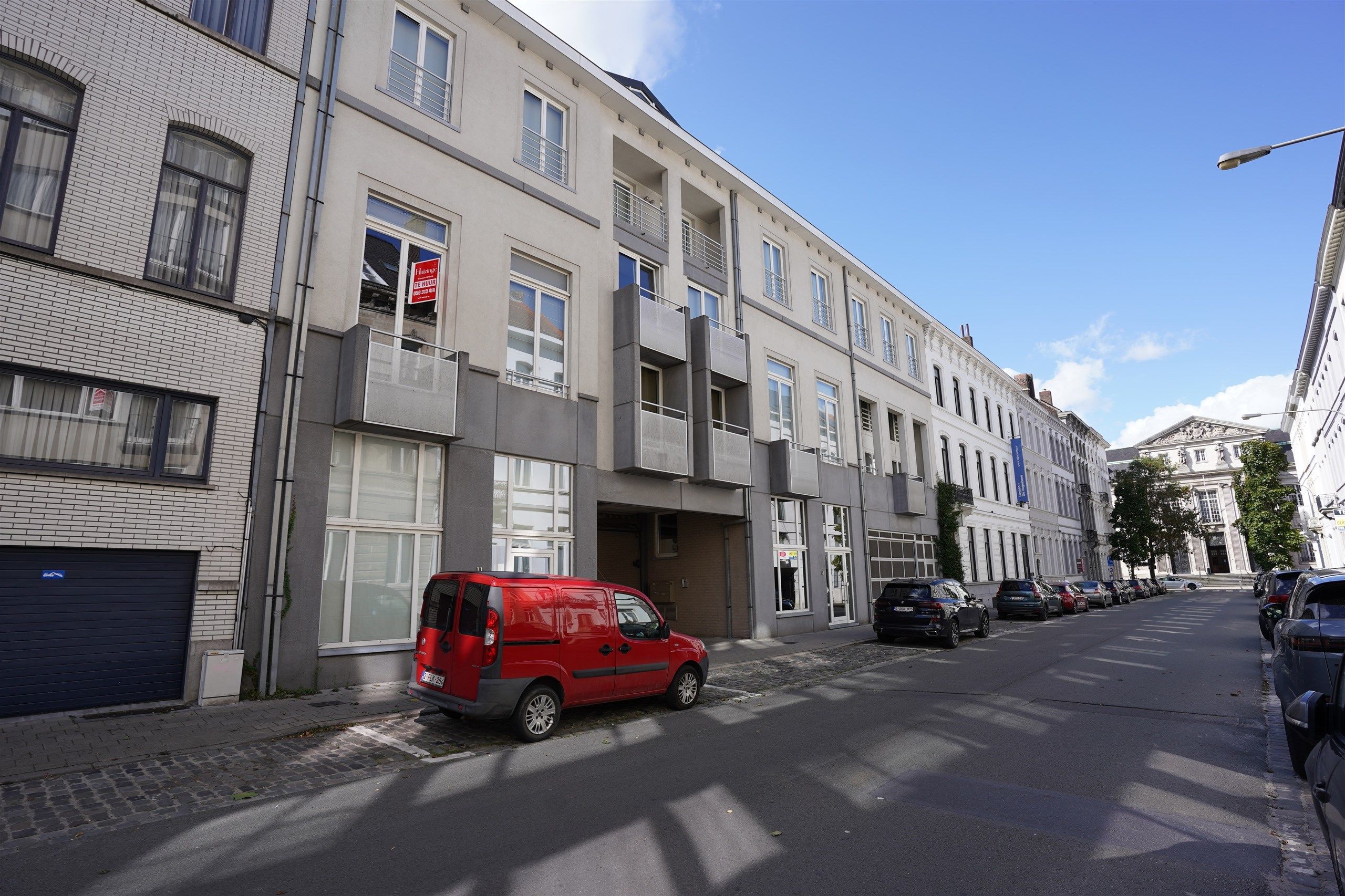 Trendy duplex met binnenstaanplaats aan het gerechtshof  foto {{pictureIndex}}