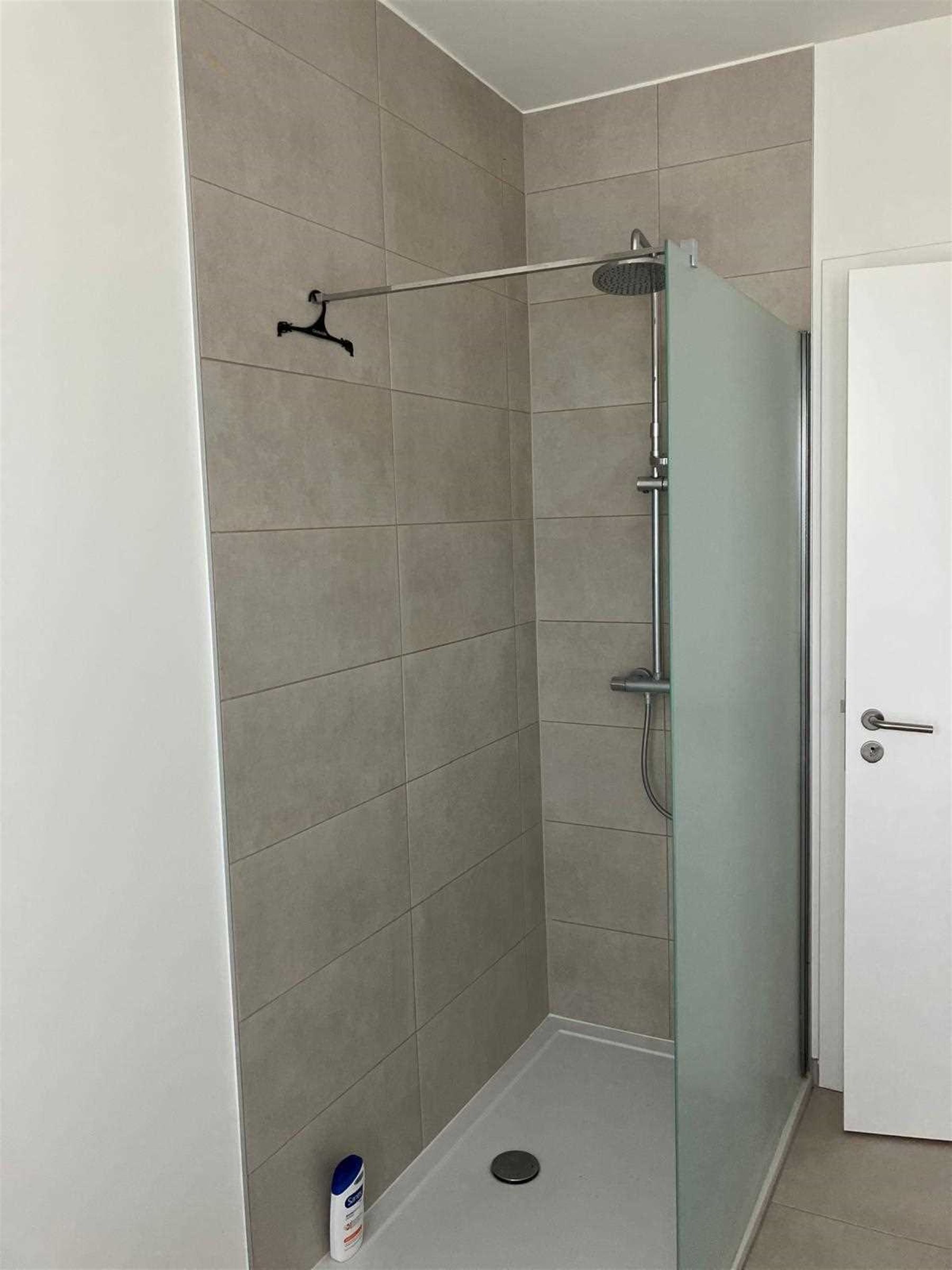 Appartement met autostaanplaats en 2 slaapkamers! foto 8