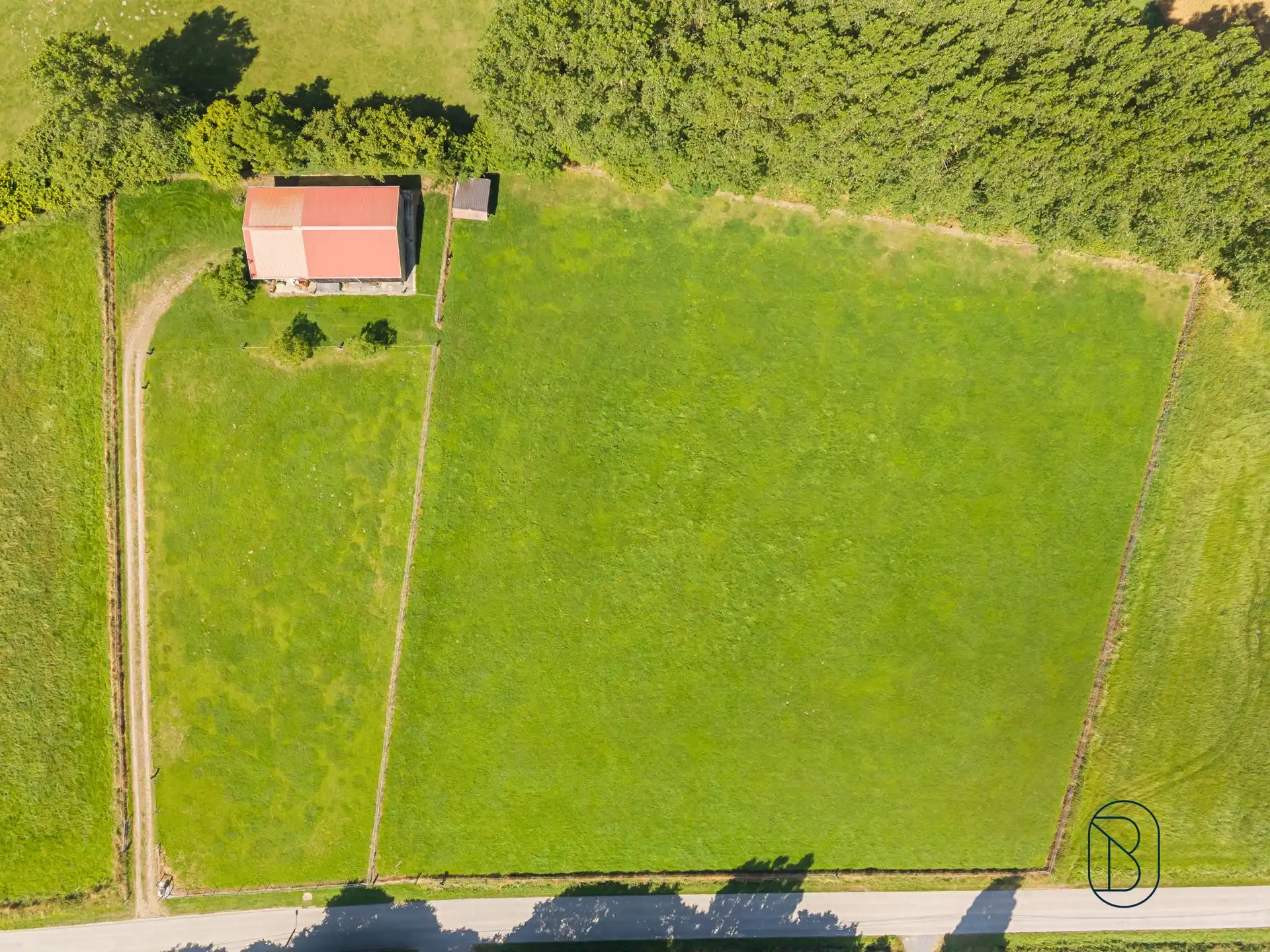 Volledig omheinde weide met grote paardenstalling foto 4