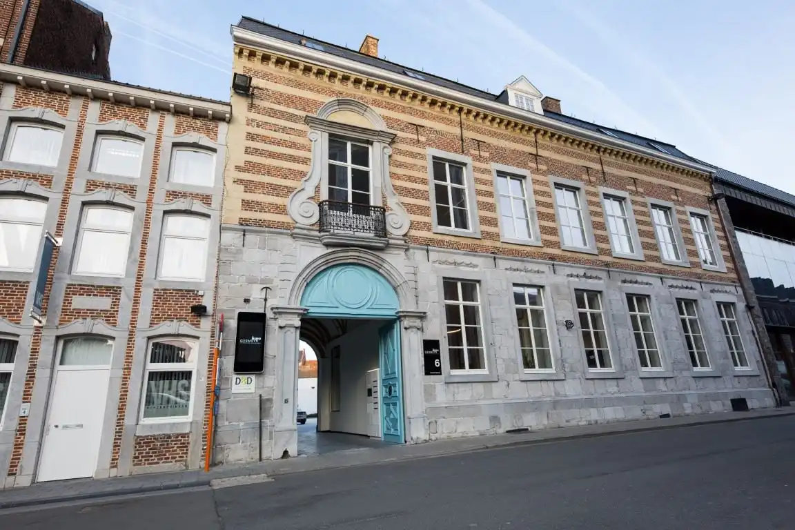 Kantoorruimtes te huur in een modern en uniek gerenoveerd bedrijvencentrum foto {{pictureIndex}}