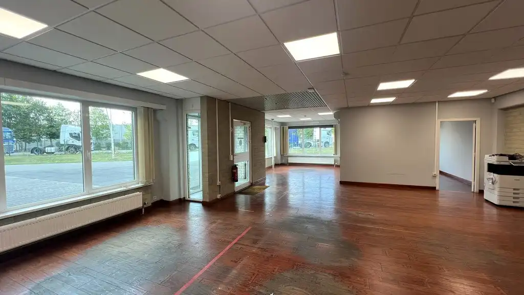 Magazijn met kantoren te huur in haven van Gent foto 7