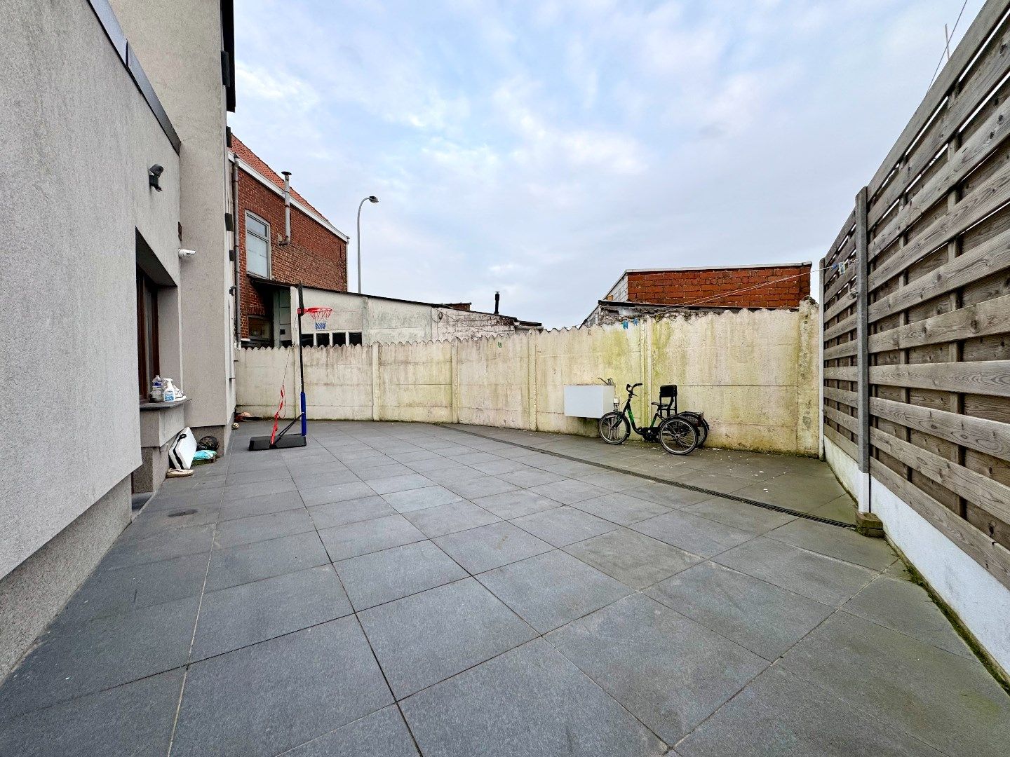 GERENOVEERDE HALFOPEN WONING MET 4 SLPKS EN RUIM TERRAS foto 3