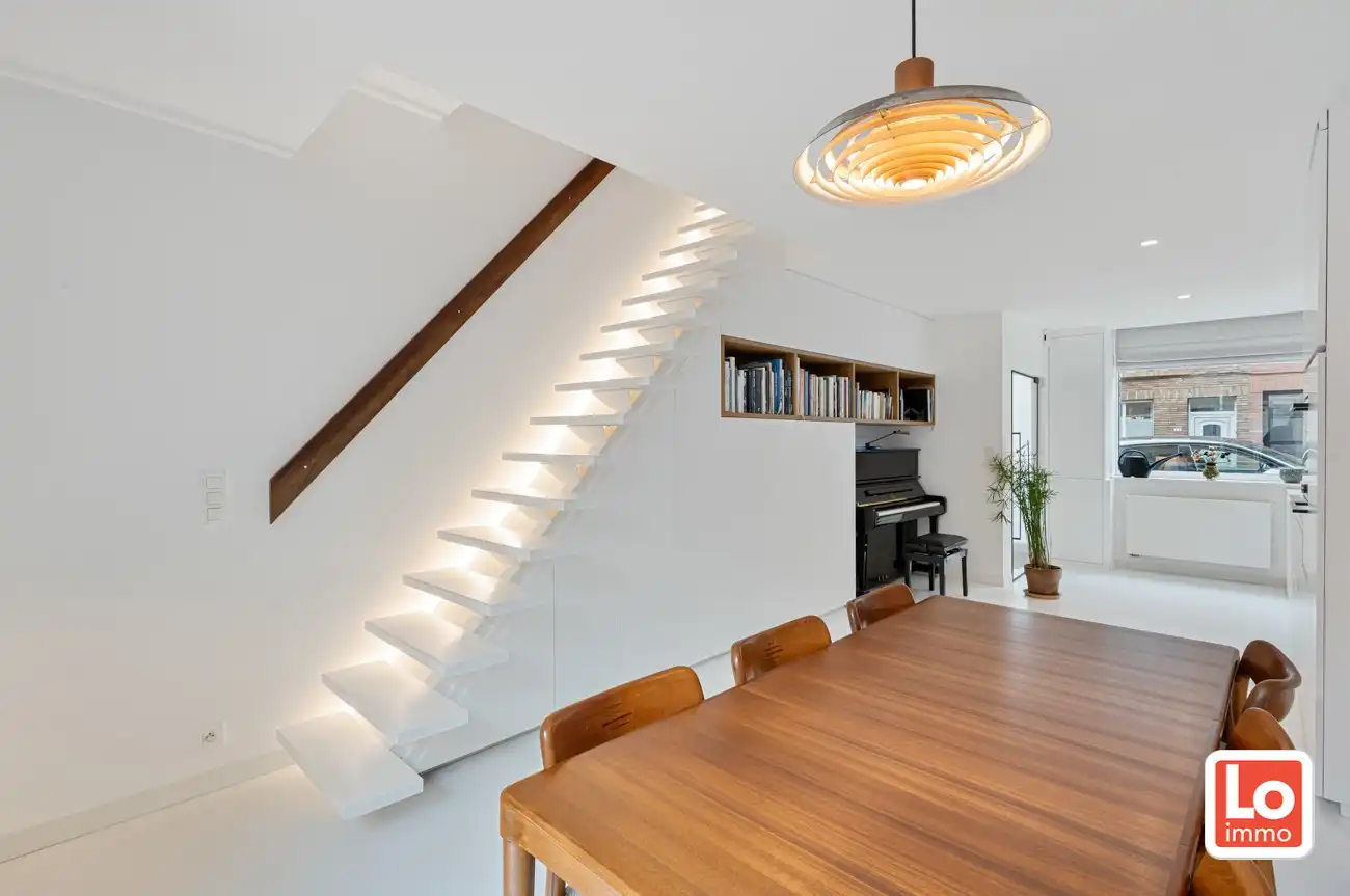 VERKOCHT! Instapklare, modern gerenoveerde lichtrijke stadswoning op een rustige locatie nabij het centrum van Gent! foto 8