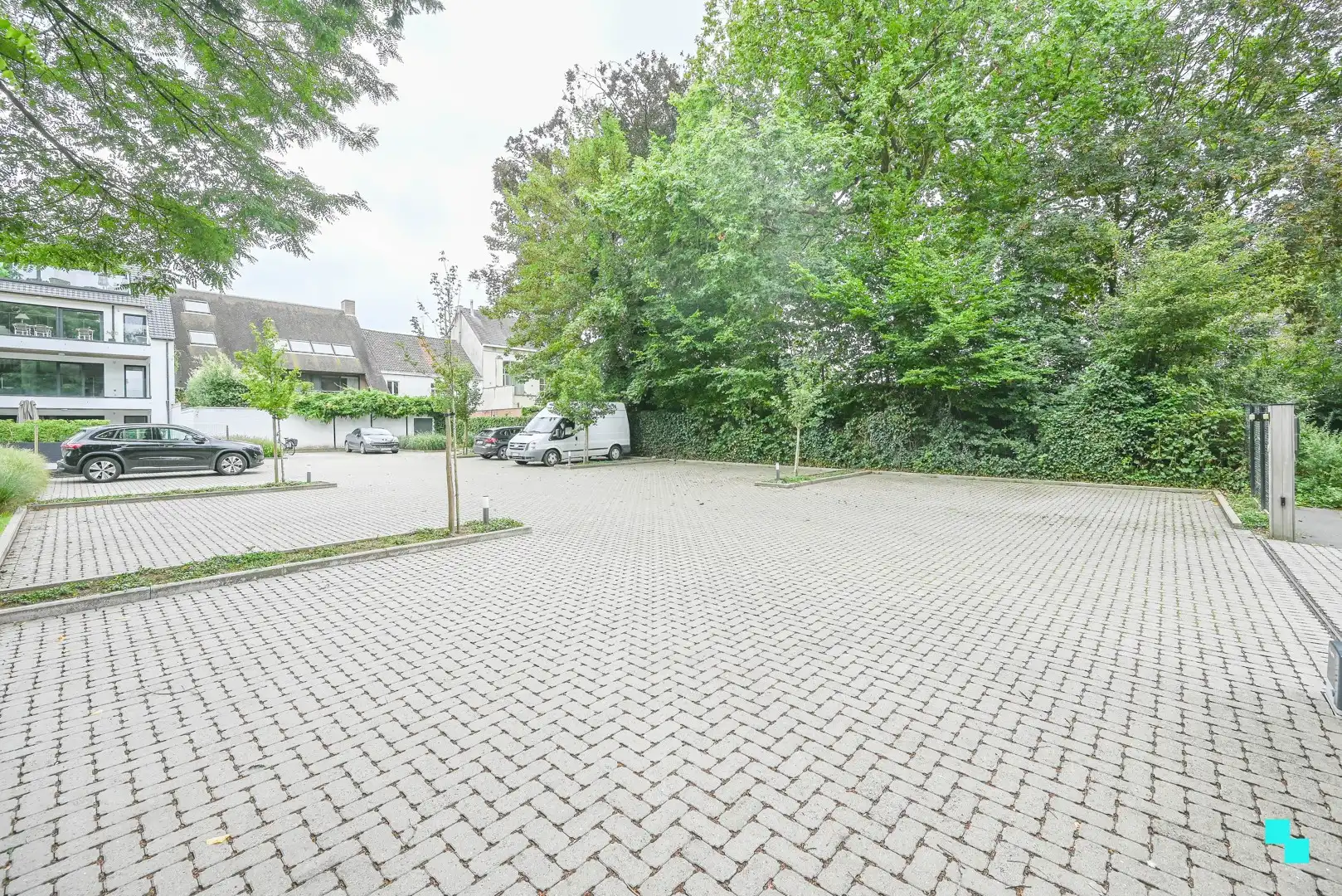Centraal gelegen parkeerplaatsen in Oostrozebeke foto 3