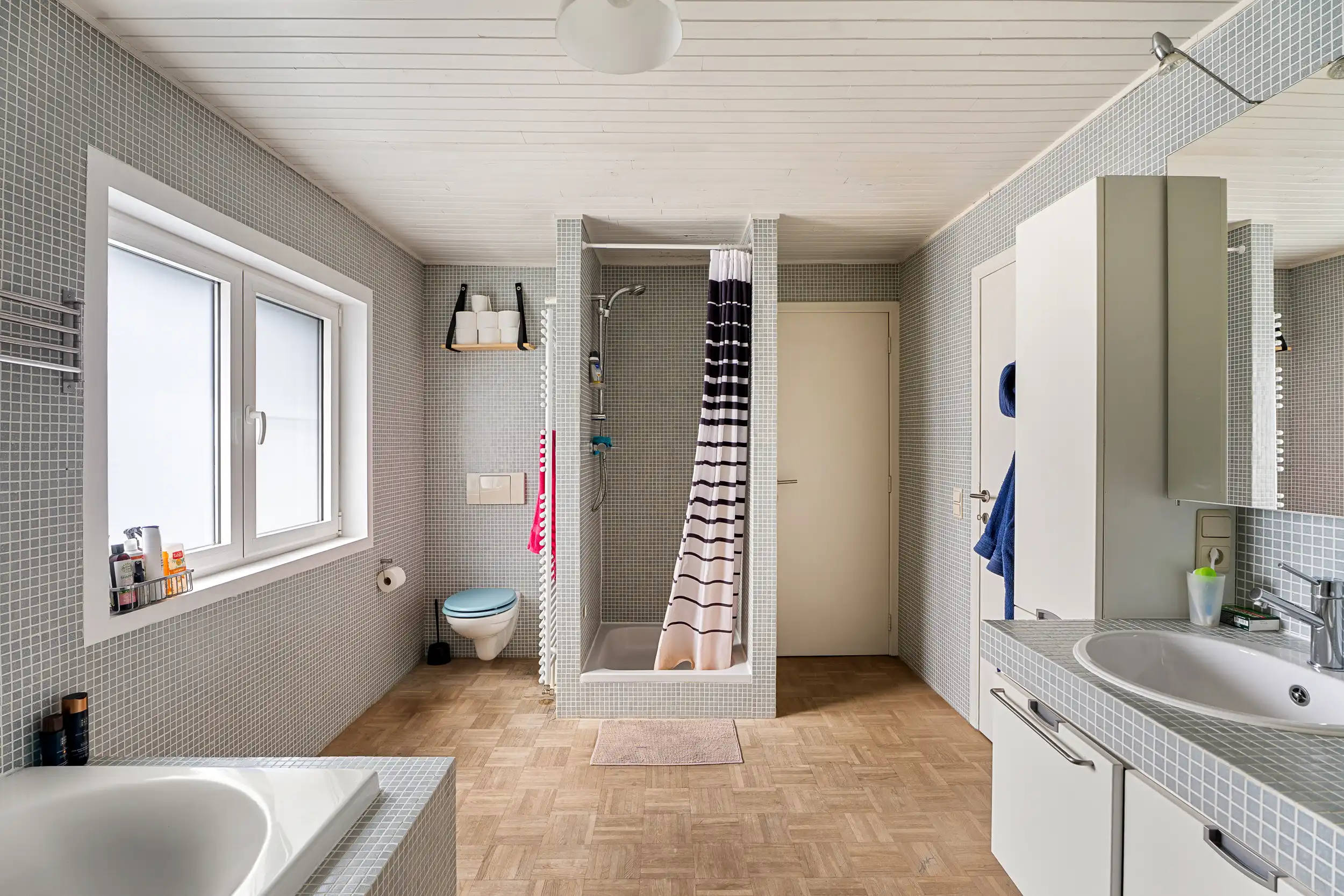 Ruime, instapklare, gezinswoning in residentiële wijk foto 25