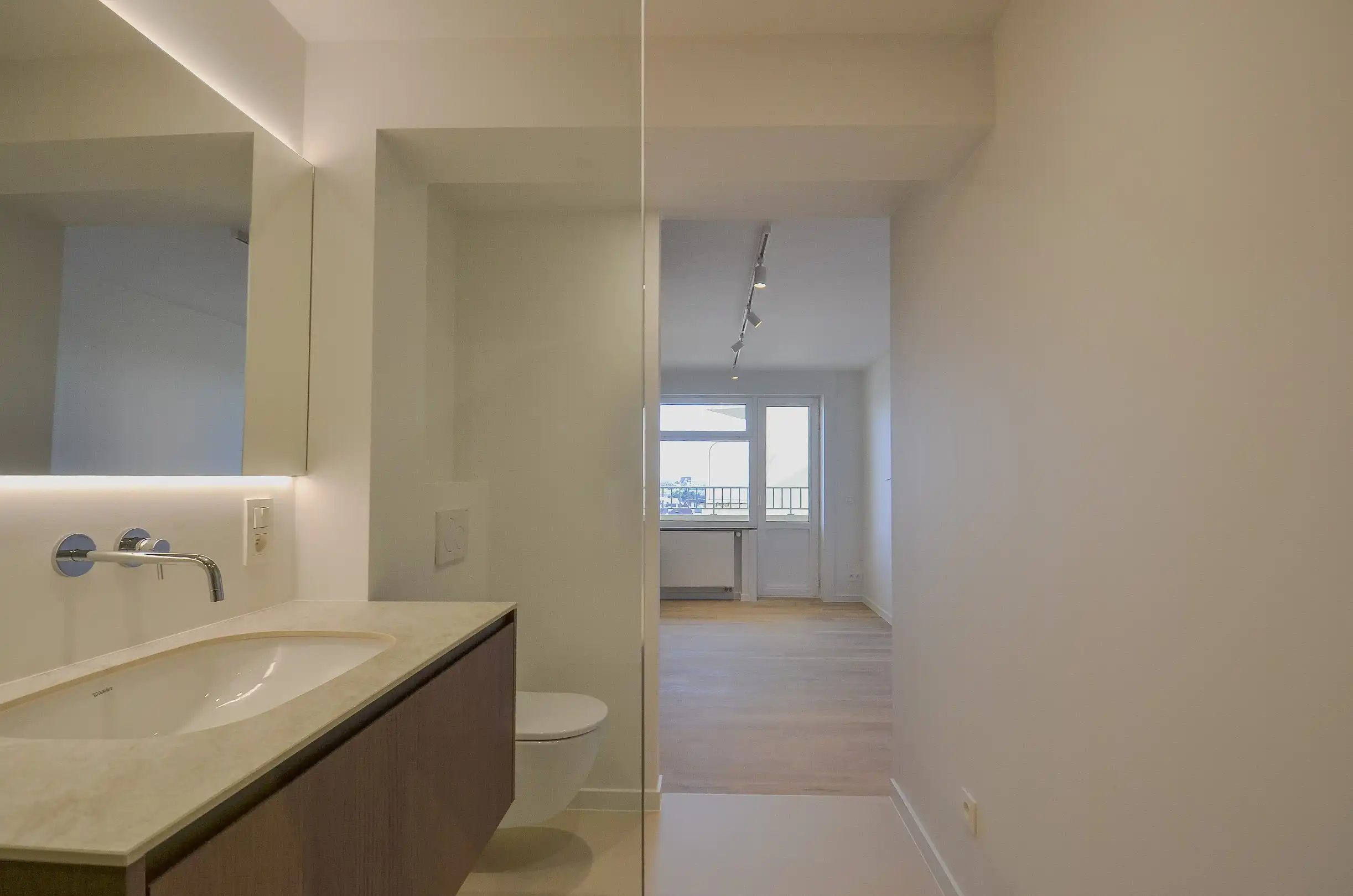 Exclusief – Stijlvol volledig gerenoveerd appartement met frontaal zeezicht. foto 15
