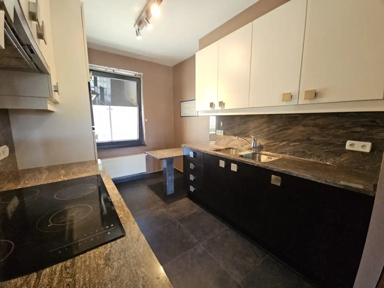Zeer ruim appartement met terras + garage foto 14